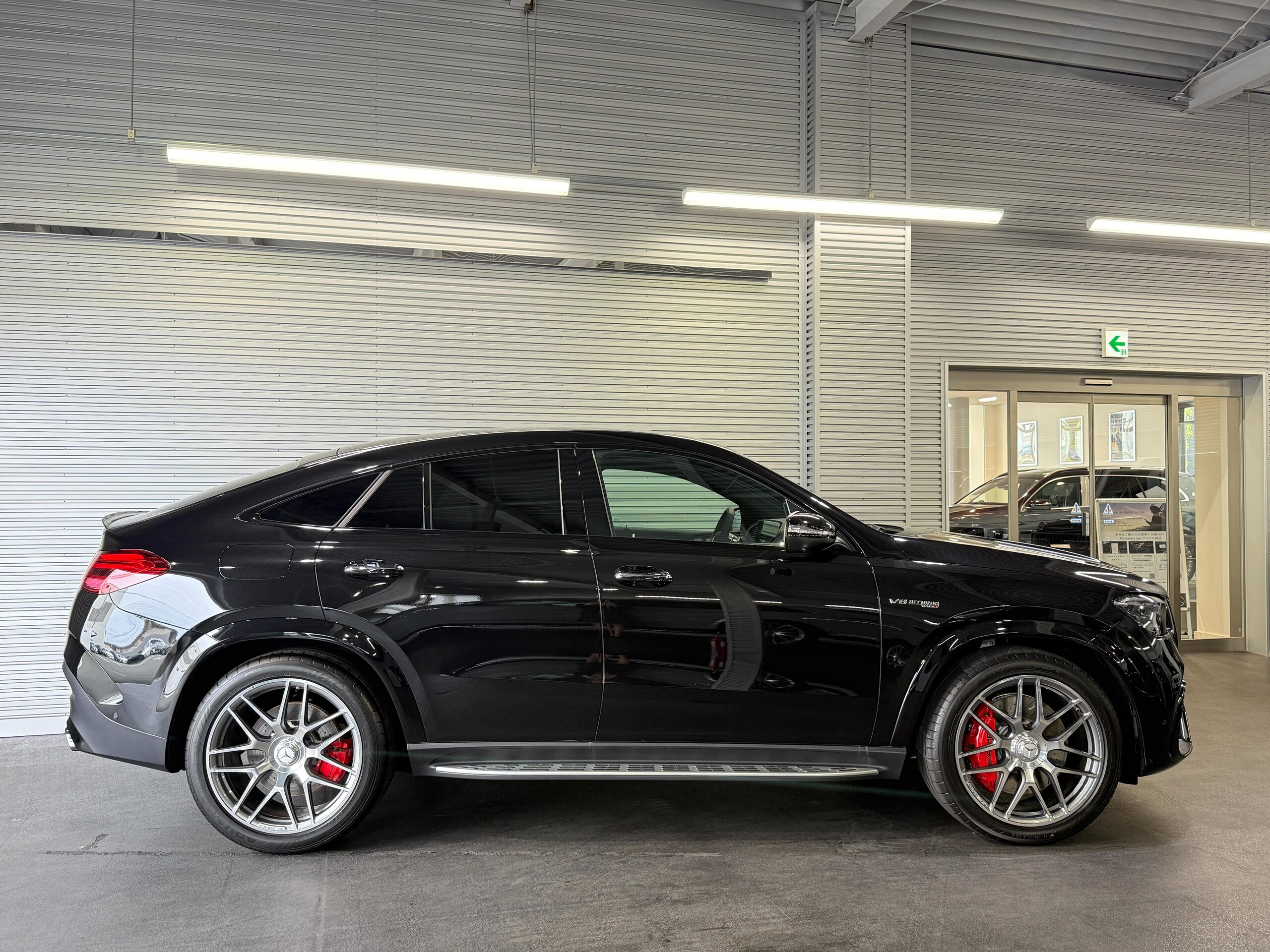 2026 Mercedes-AMG GLECoupe - メルセデスＡＭＧ GLEクーペ 63 S 4マチックプラス (ISG) 4WD MP202601 左ハンドル パノラミックS/R ブルメスタサウンド ヘッドアップディスプレイ 前後ドラレコ360/フロアマット フットオープナー 360°カメラ 温冷機能付カップホルダー エアバランスPKG 赤黒本革