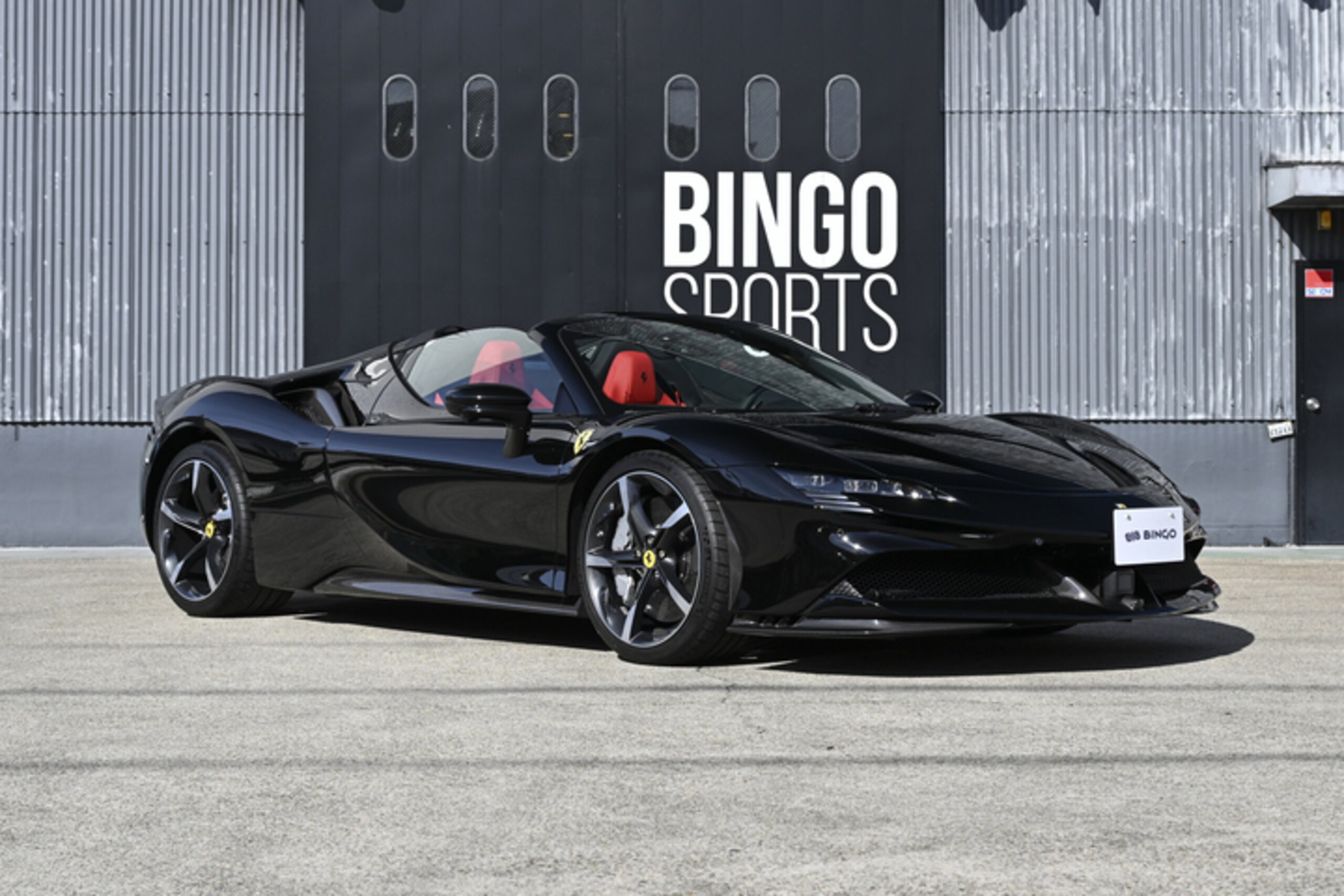 2022 Ferrari SF90Spider - フェラーリ SF90スパイダー F1 DCT E4WD ワンオーナー ADASフルパック アダブティブフロントライトシステム カラーレザーバックレスト カーボンファイバー製サイドスプリッター カーボンファイバー製サイドエアスプリッター