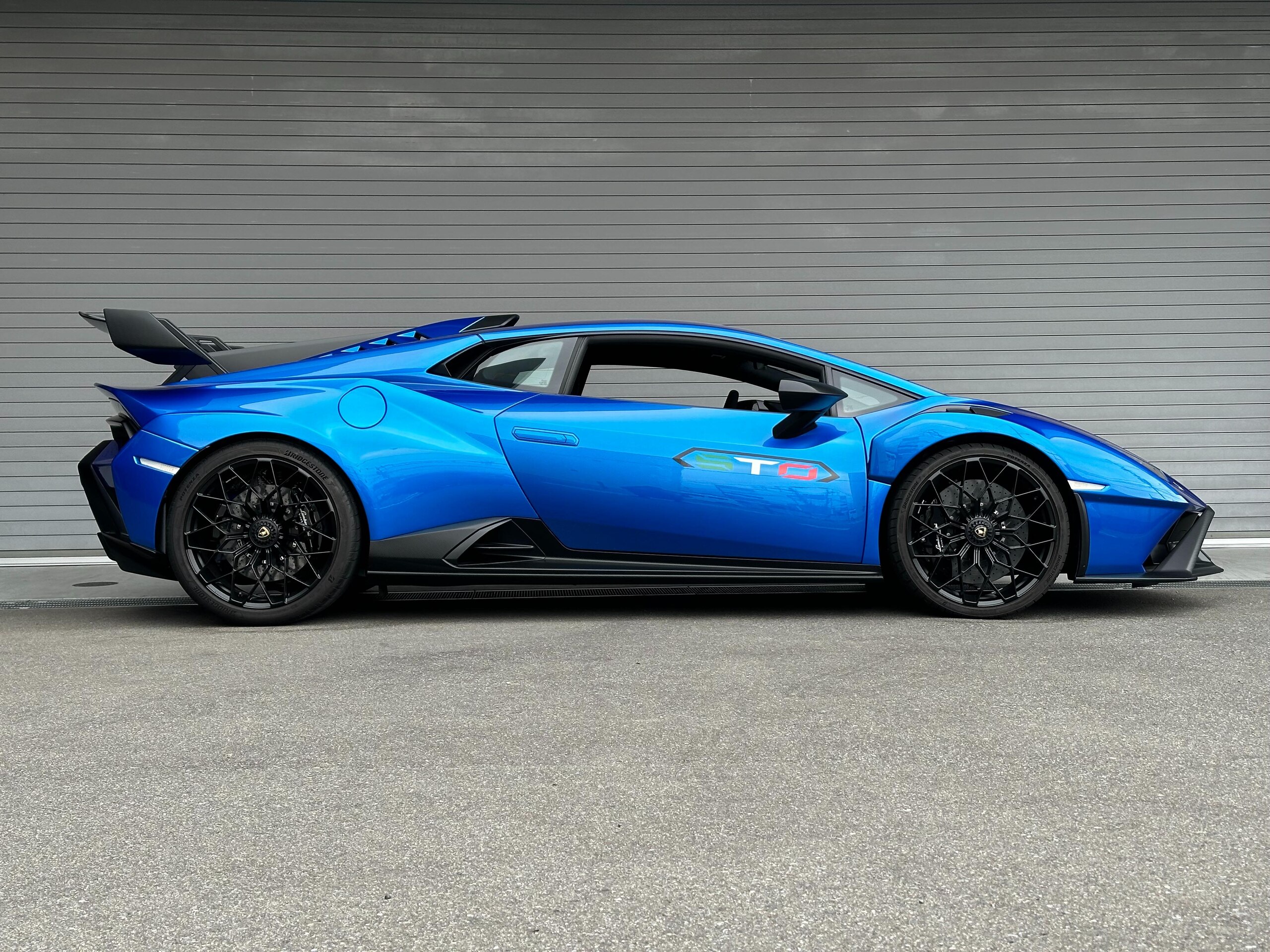 2022 Lamborghini Huracan - ランボルギーニ ウラカン STO (LDF) 純正AKRAPOVICマフラー フルプロテクション Frリフト マットブラックホイール デジタルインナーミラー