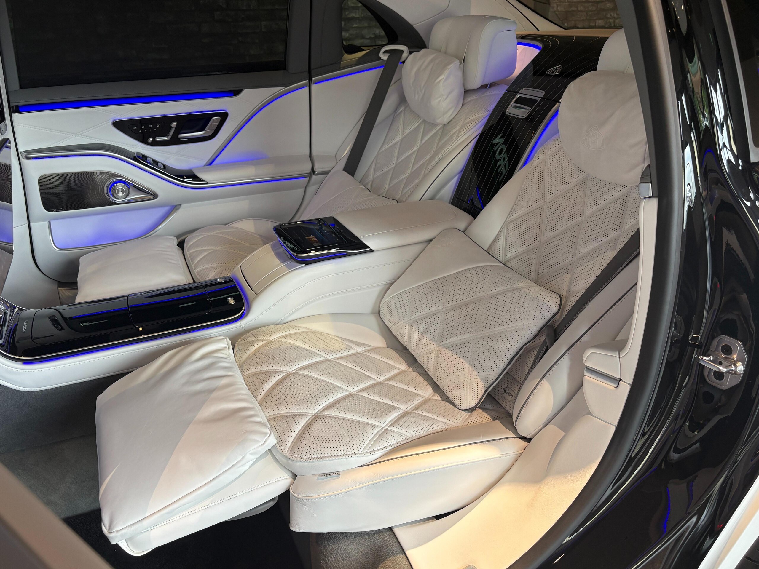 2024 Mercedes-Maybach S-Class - メルセデス・マイバッハ Sクラス S680 4WD MP202401 MANUFAKTURレザーエクスクルーシブパッケージ/クリスタルホワイト ・ シルバーグレーパール内装/レザーエクスクルーシブパッケージ デジタルライト Burmester4Dサウンド クーリングボックス シャンパングラス