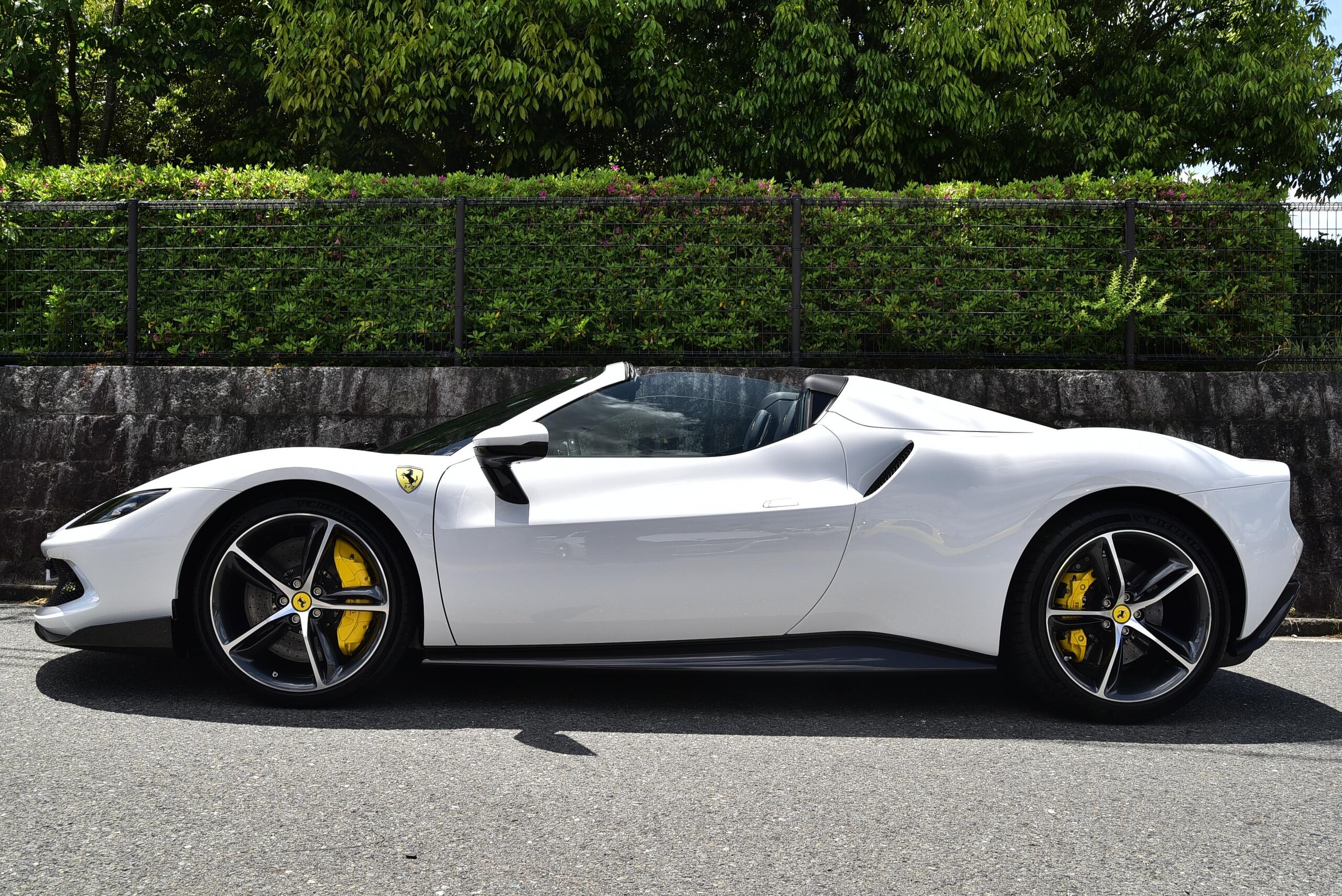 2024 Ferrari 296GTS - フェラーリ 296GTS アセット フィオラノ パッケージ F1 DCT ビアンコセルヴィノ(特注カラー) カーボンリアデュヒューザー カーボンアンダードアカバー LEDカーボンステアリング レーシングストライプ 20インチダイヤモンドカットホイール アップルカープレイ