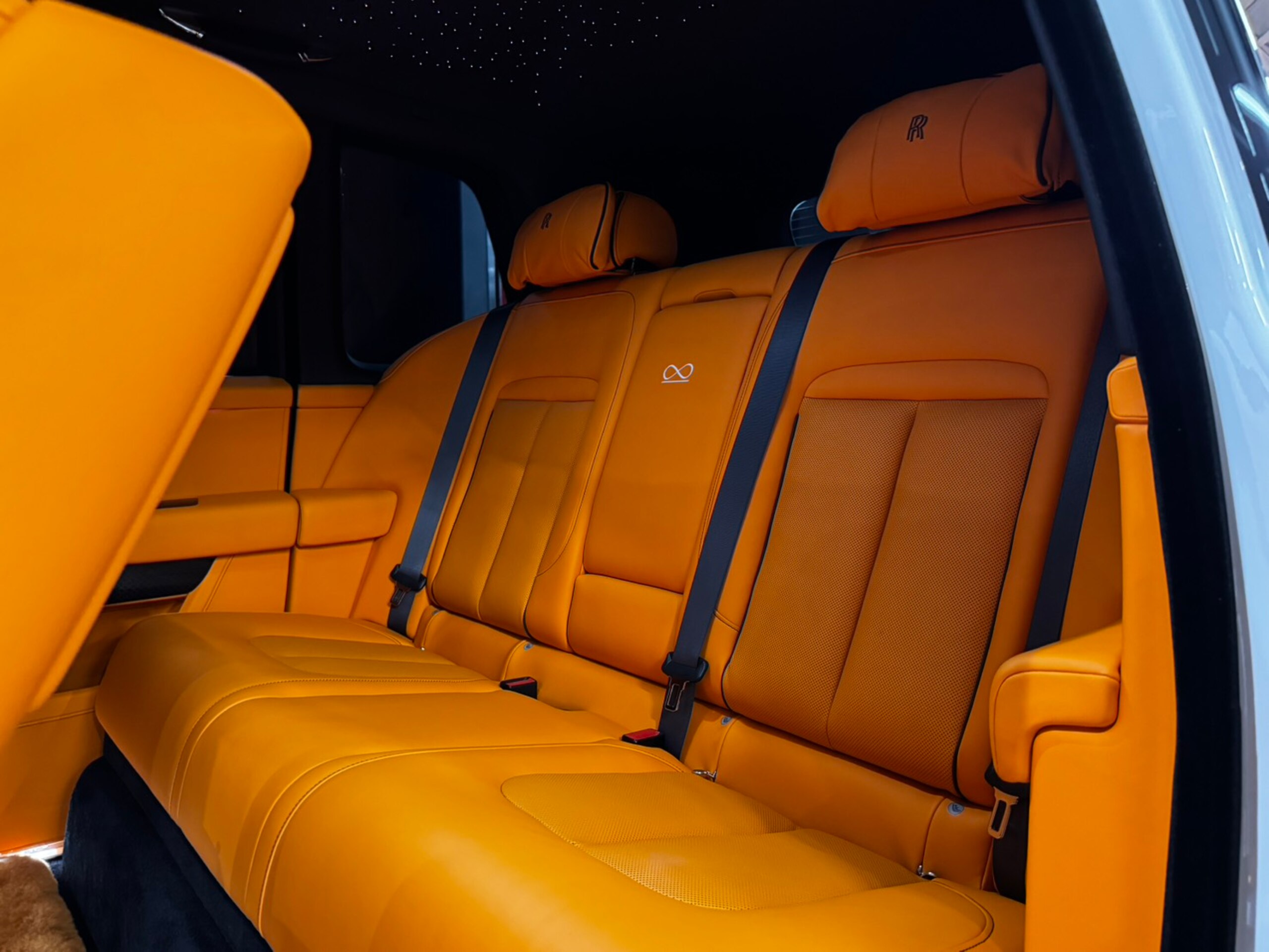 2025 Rolls-Royce Black Badge Cullinan - ロールスロイス ブラックバッジカリナン 6.75 4WD Black Badge Cullinan Series2・Shooting Star Headliner・23インチBlack Badge Wheels・Bespoke Interior-Module Editing・Rear Theatre Configuration