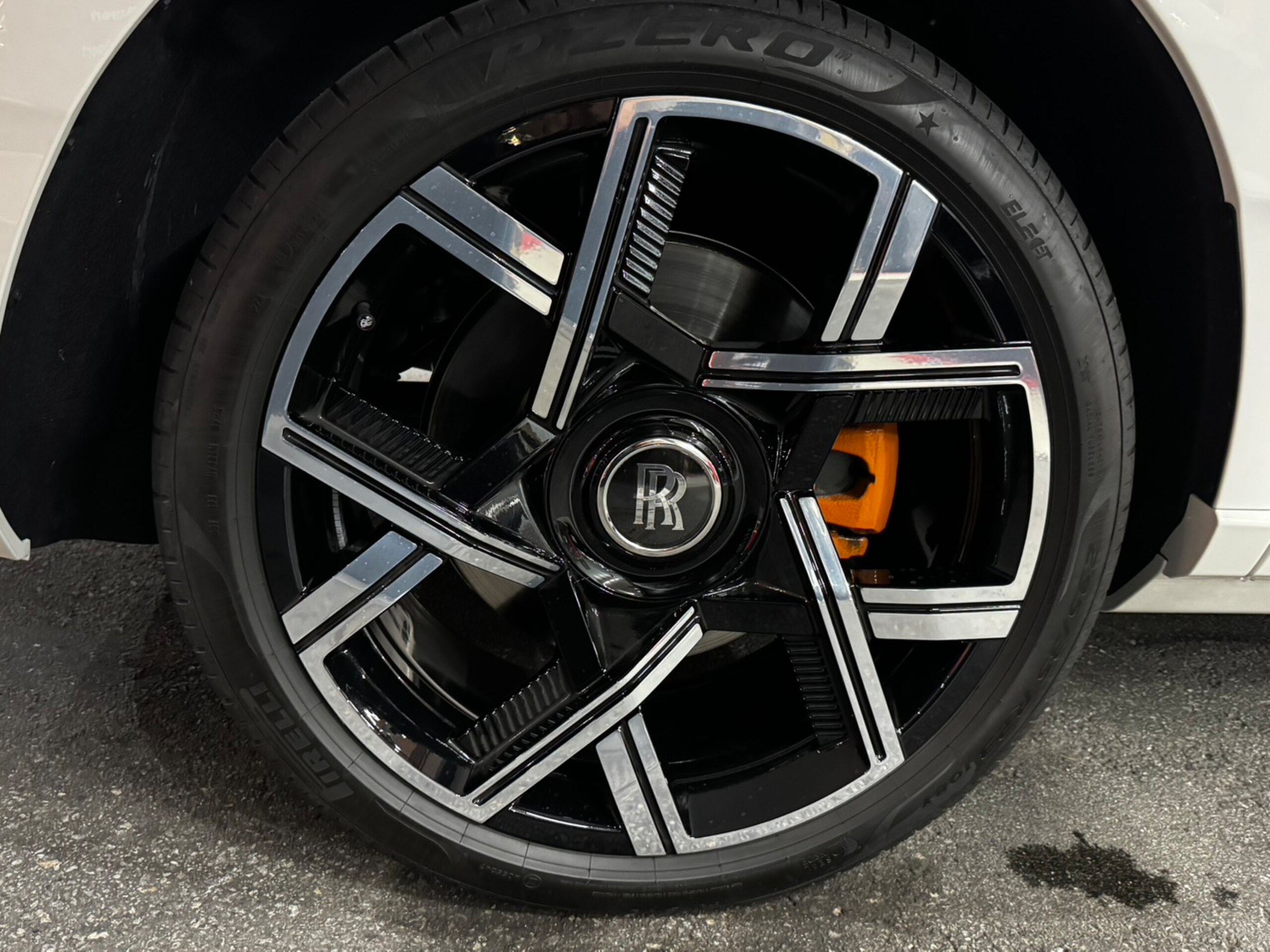 2025 Rolls-Royce Black Badge Cullinan - ロールスロイス ブラックバッジカリナン 6.75 4WD Black Badge Cullinan Series2・Shooting Star Headliner・23インチBlack Badge Wheels・Bespoke Interior-Module Editing・Rear Theatre Configuration