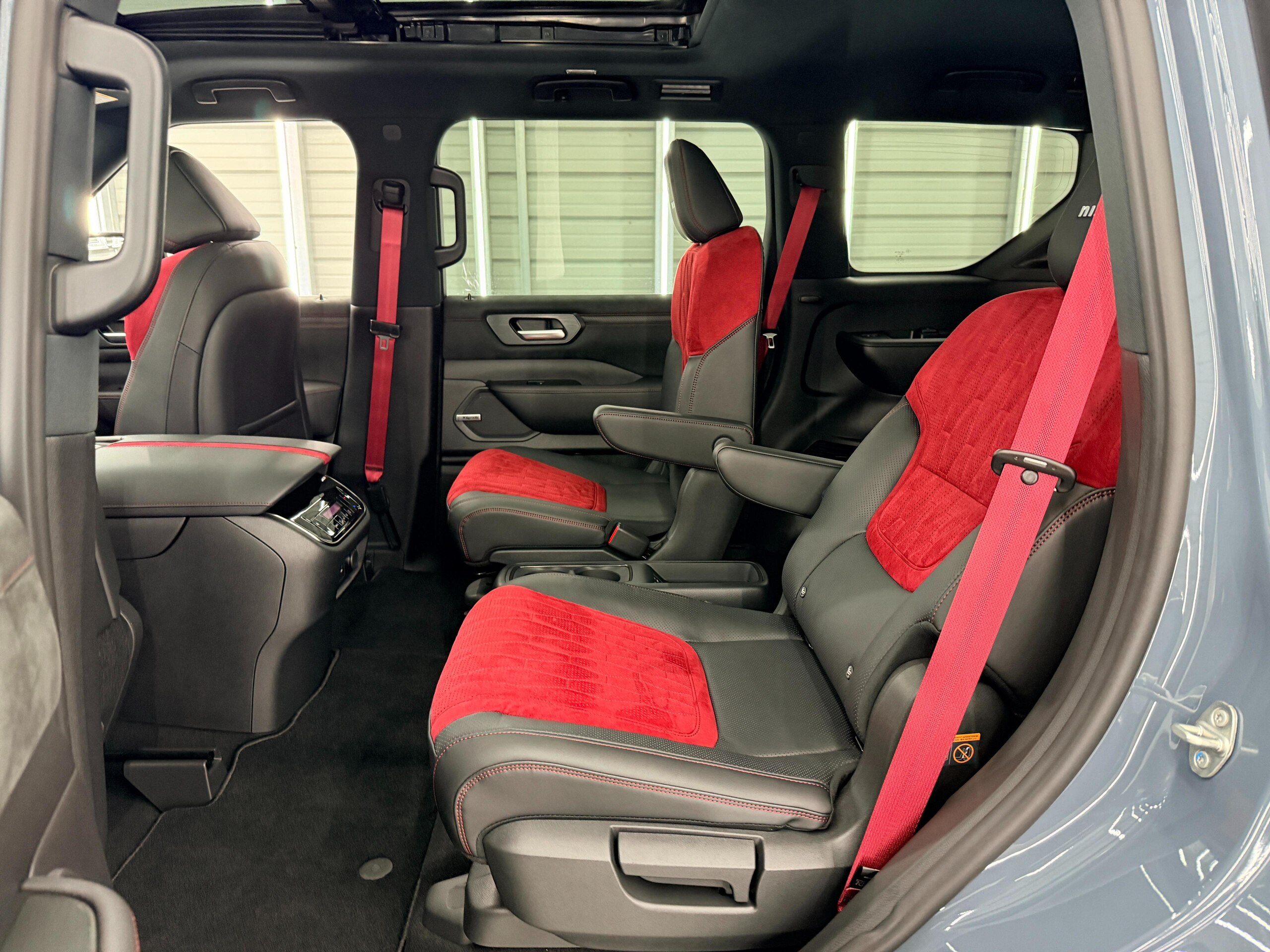 2026 Nissan Armada - 米国日産 アルマダ NISMO 専用色ステルスグレー 専用チューニングVR35DDTTエンジン 純正エアサス パノラマルーフ 14.3インチモニター Klipsch12スピーカー ワイヤレスアップルカープレイ 360°カメラ インビジブルフードビュー(170°前方透過) 3Dカメラ