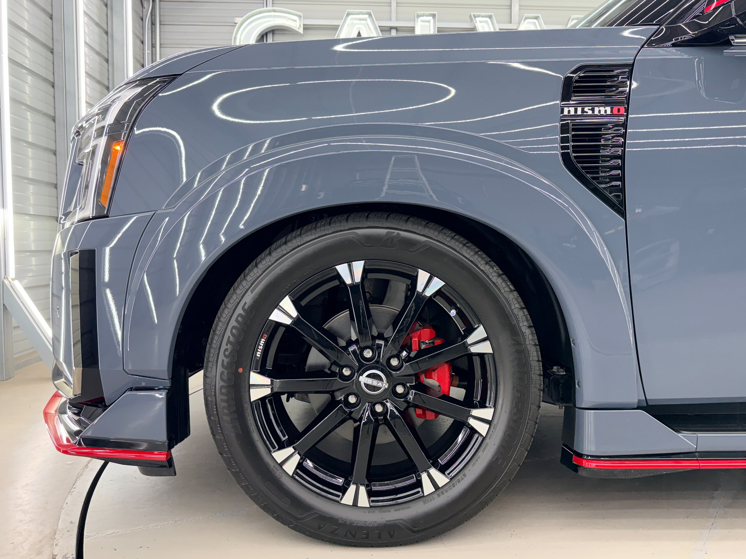 2026 Nissan Armada - 米国日産 アルマダ NISMO 専用色ステルスグレー 専用チューニングVR35DDTTエンジン 純正エアサス パノラマルーフ 14.3インチモニター Klipsch12スピーカー ワイヤレスアップルカープレイ 360°カメラ インビジブルフードビュー(170°前方透過) 3Dカメラ