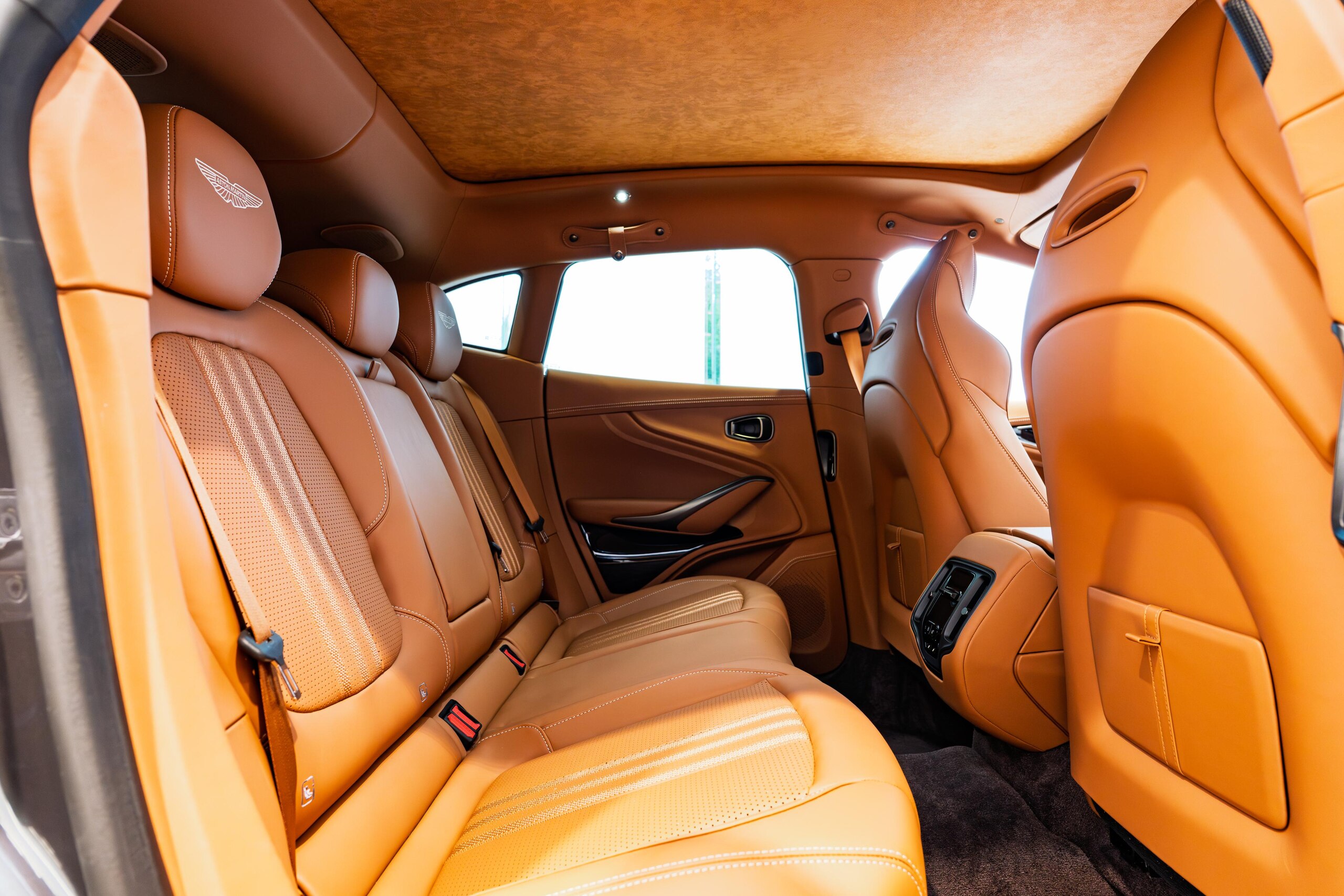 2026 Aston Martin DBX - 2026 أستون مارتن DBX