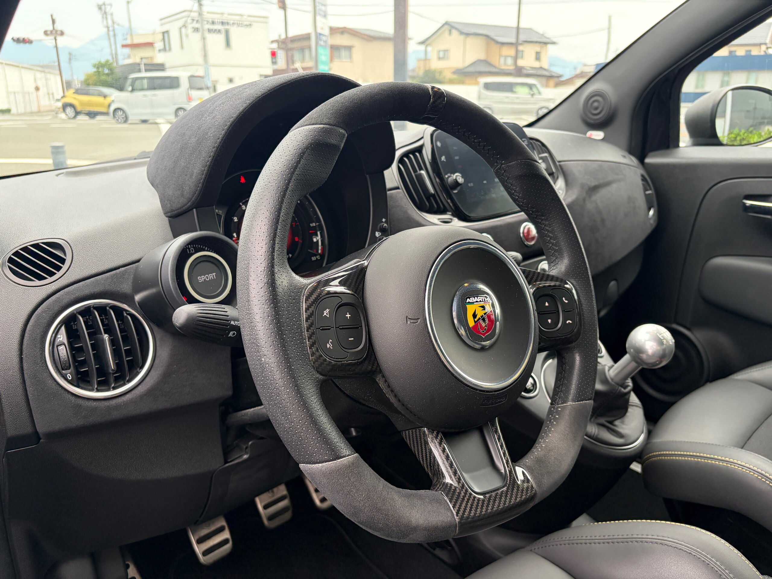 2024 Abarth 695 75th Anniversario - アバルト 695セッタンタチンクエ アニヴェルサーリオ 1.4 75周年最終限定車 左ハンドル 5速マニュアル ワンオーナー 専用シート ブレンボブレーキ HID 保証書 取説