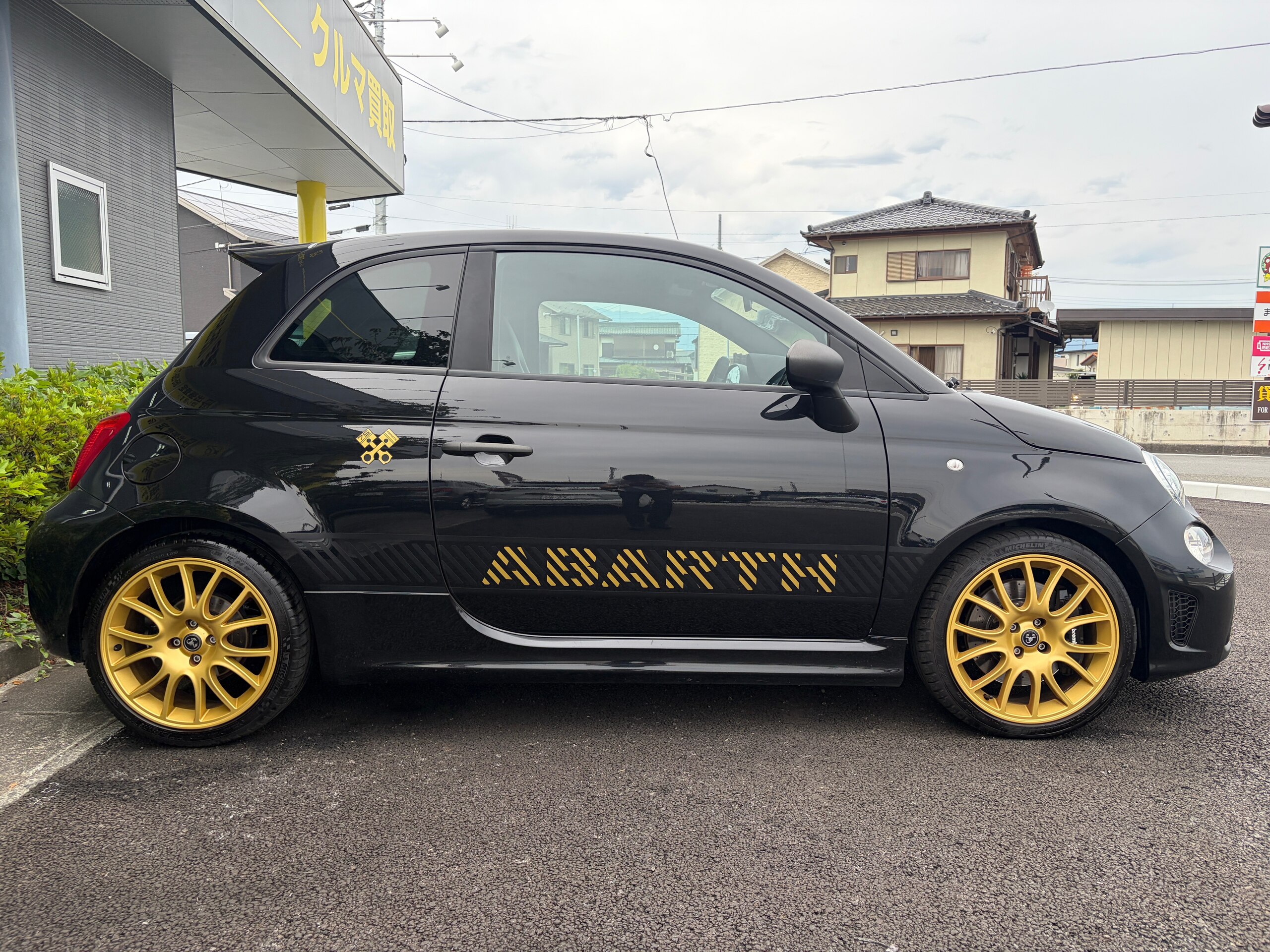 2024 Abarth 695 75th Anniversario - アバルト 695セッタンタチンクエ アニヴェルサーリオ 1.4 75周年最終限定車 左ハンドル 5速マニュアル ワンオーナー 専用シート ブレンボブレーキ HID 保証書 取説