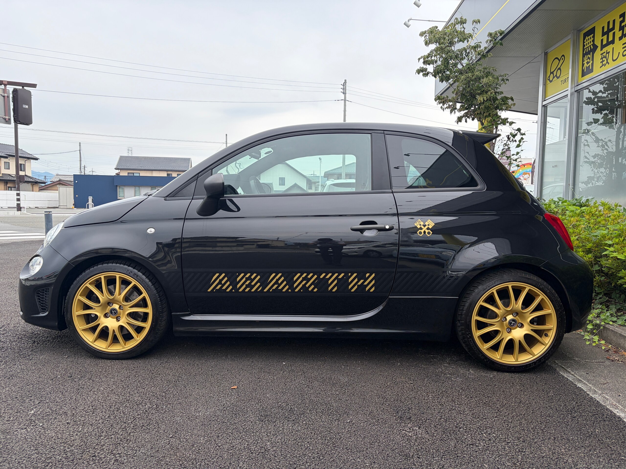 2024 Abarth 695 75th Anniversario - アバルト 695セッタンタチンクエ アニヴェルサーリオ 1.4 75周年最終限定車 左ハンドル 5速マニュアル ワンオーナー 専用シート ブレンボブレーキ HID 保証書 取説