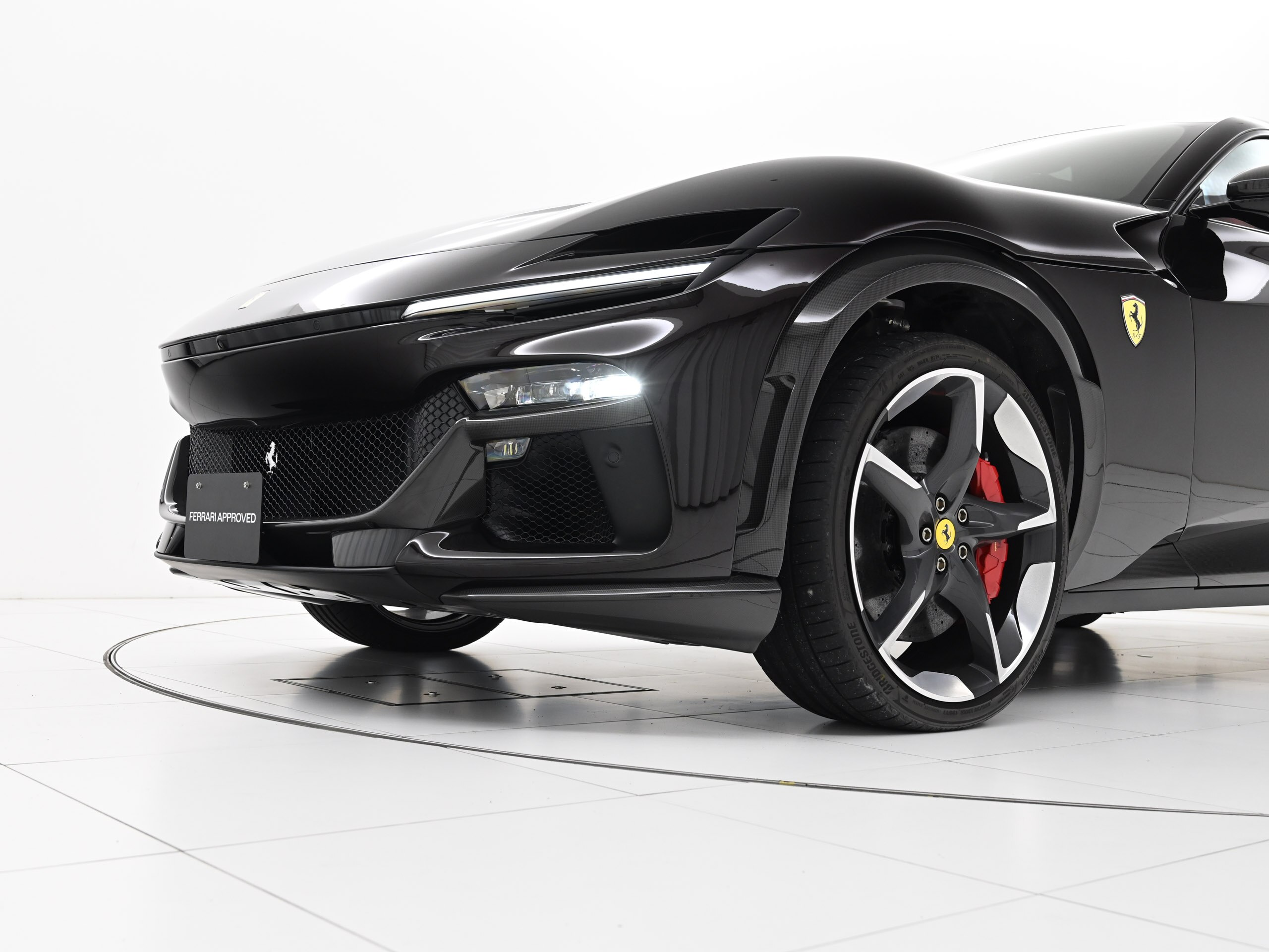2024 Ferrari Purosangue - フェラーリ プロサングエ F1 DCT 4WD Nero Purosangue パノラミックルーフ 20インチダイヤモンド研磨鍛造ホイール LED付ステアリング サラウンドビューカメラ