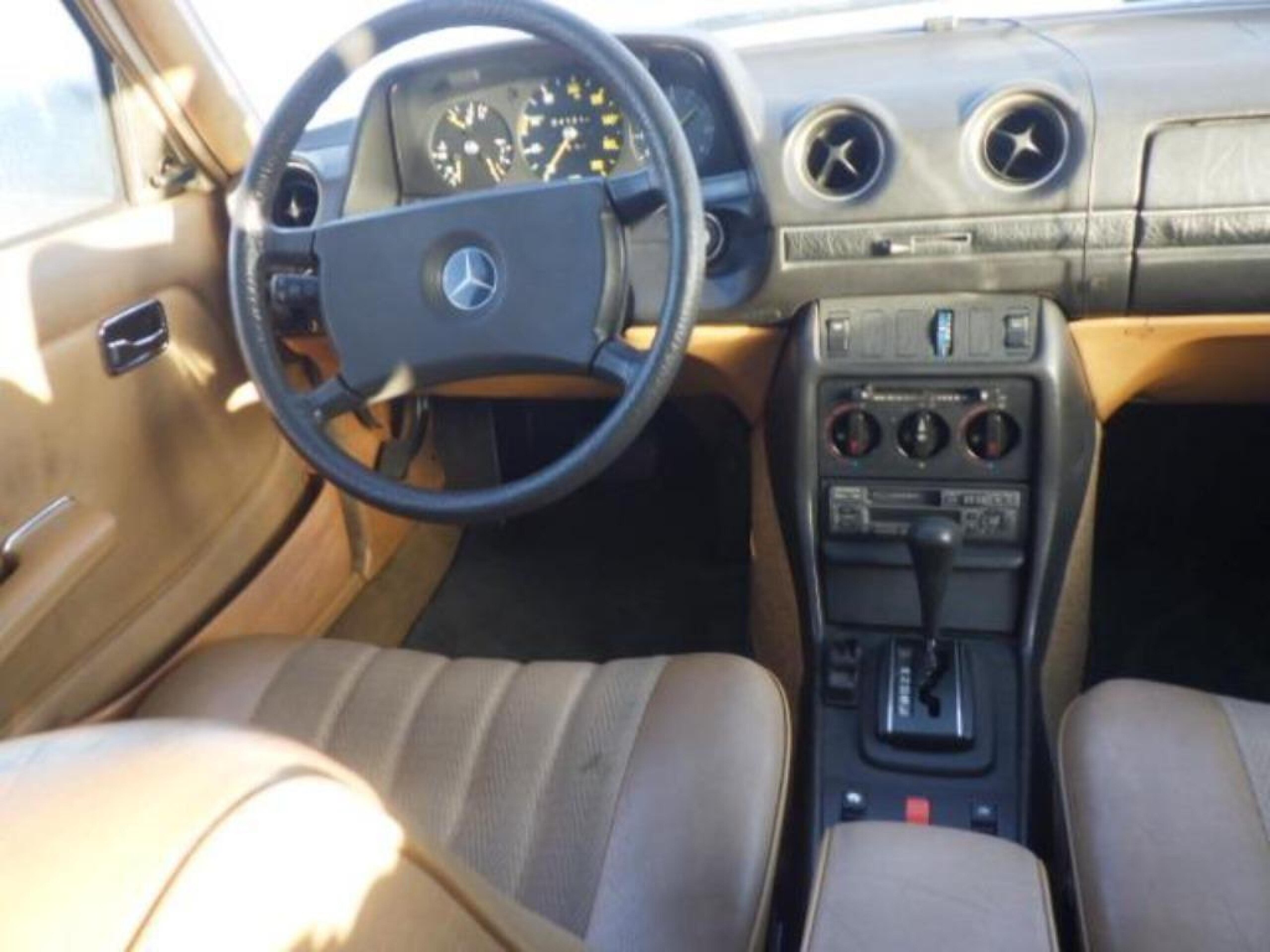 1982 Mercedes-Benz Mercedes-Benz - 1982 مرسيدس بنز Mercedes-Benz
