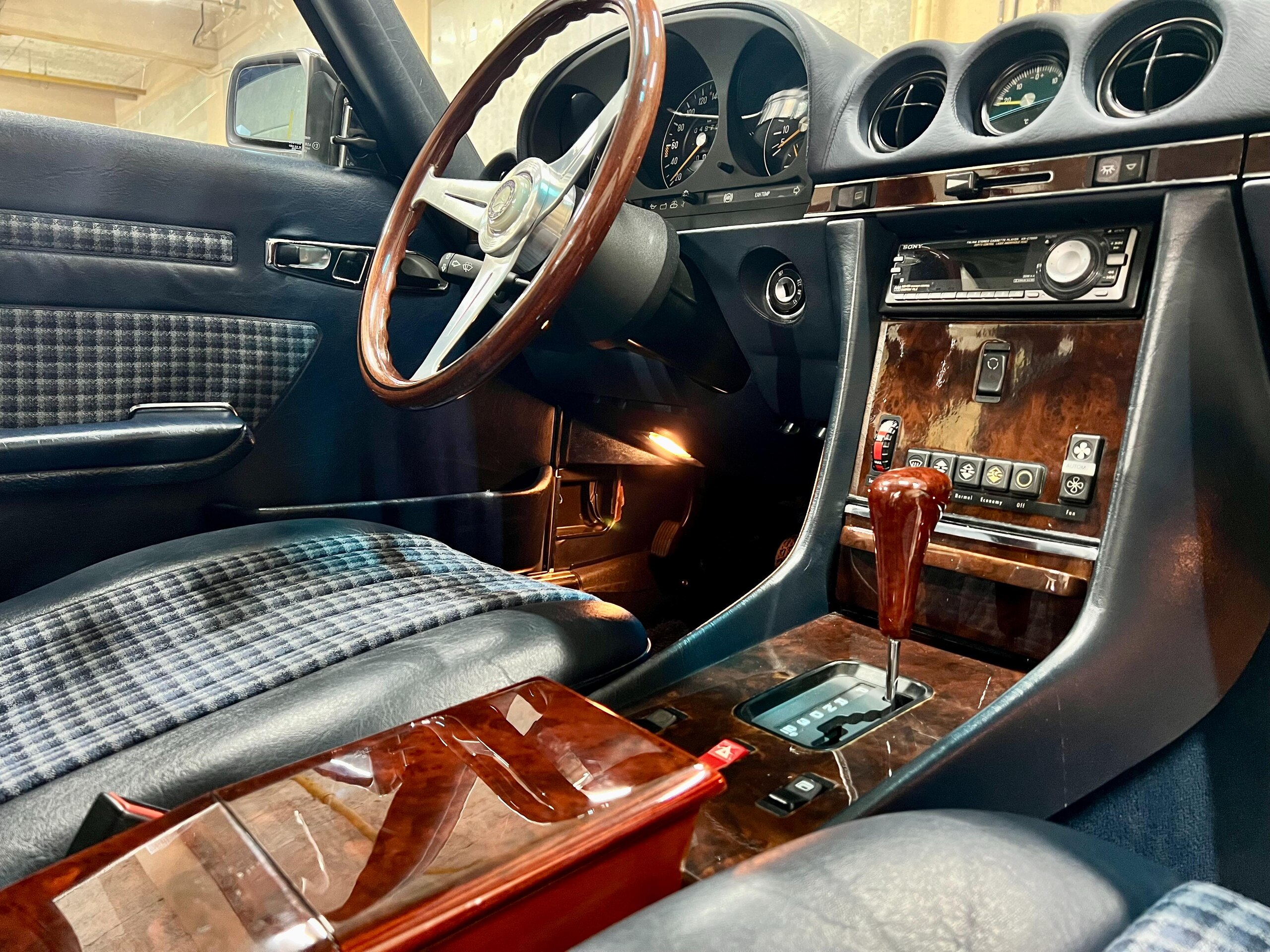 1987 Mercedes-Benz SLClass - メルセデス・ベンツ SLクラス 560SL 2オーナー 走4.9万K 紺内装&ソフトTOP(幌リア窓透明) 専用ウォールナットウッドP W107型最終5600ccV8EG搭載 足回り約160万正規D工場O/H済(BILSTEIN装着) NARDIウッドステア&ウッドシフト 別注ウッドコンソールBOX