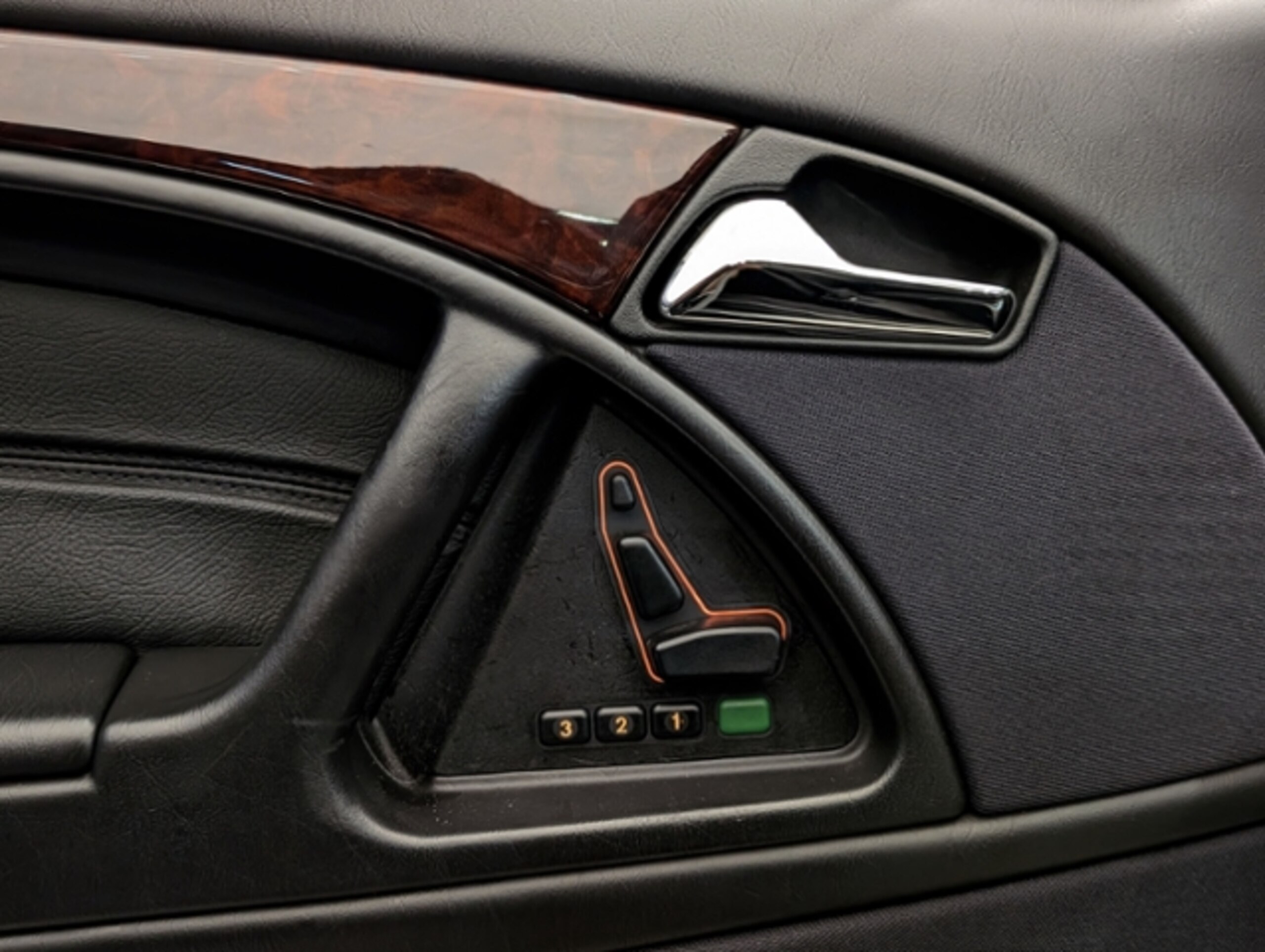 1998 Mercedes-Benz SLClass - メルセデス・ベンツ SLクラス SL320 本革シート ビークルデーターカード有 メモリー付電動パワーシート シートヒーター(運転席・助手席) レザーステアリング クルーズコントロール キセノンヘッドライト ソフトトップ(黒) ETC 17AW