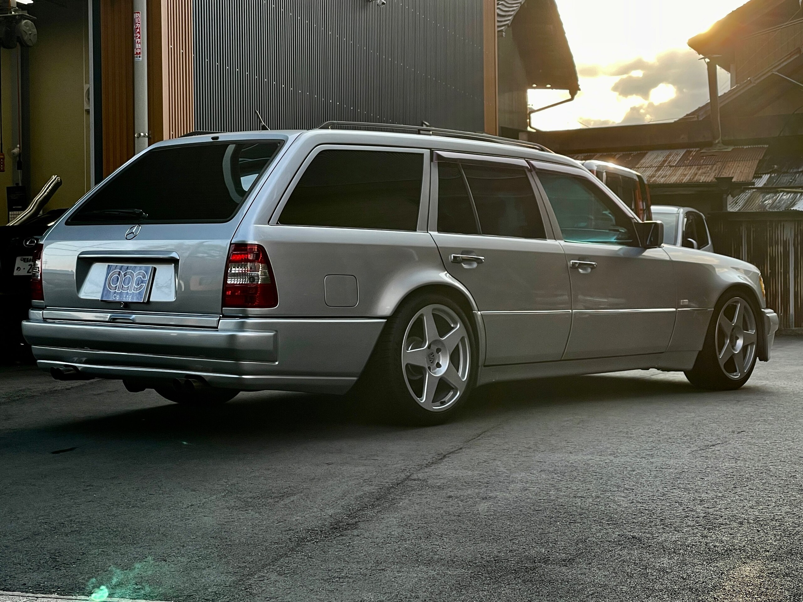 1991 Mercedes-Benz E-Class Wagon - メルセデス・ベンツ Eクラスワゴン E300TE 91年前期(国内登録H8年10月)W124 ポルシェオーナメント マッキントッシュ コンチネンタル18インチ新品タイヤ 本革シートカスタム サンルーフ AVアンプワンオフ加工 ローダウン ワンオフ4本出しマフラー エンジンオレンジ塗装