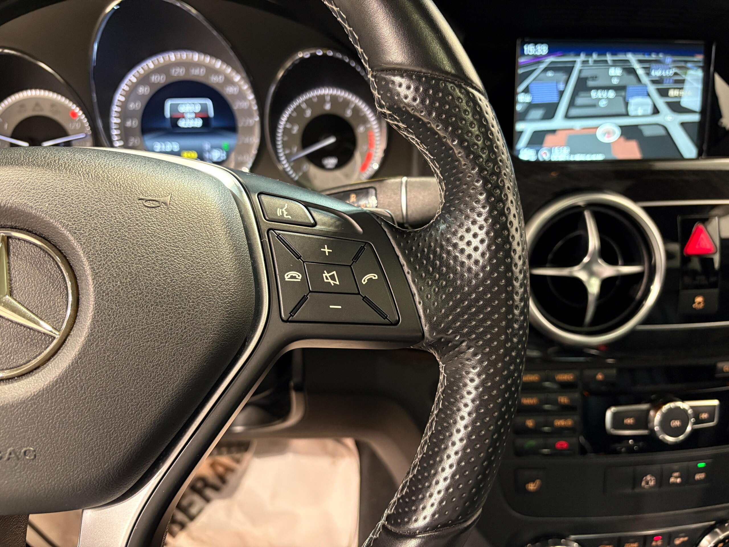 2015 Mercedes-Benz GLKClass - メルセデス・ベンツ GLKクラス GLK350 4マチック 4WD 純正ナビ サンルーフ 全方位カメラ D+N席パワーシート シートヒーター パワーバックドア ブラインドスポットモニター レーンアシスト プリクラッシュ 純正20インチAW クルーズコントロール HIDヘッドライト ETC