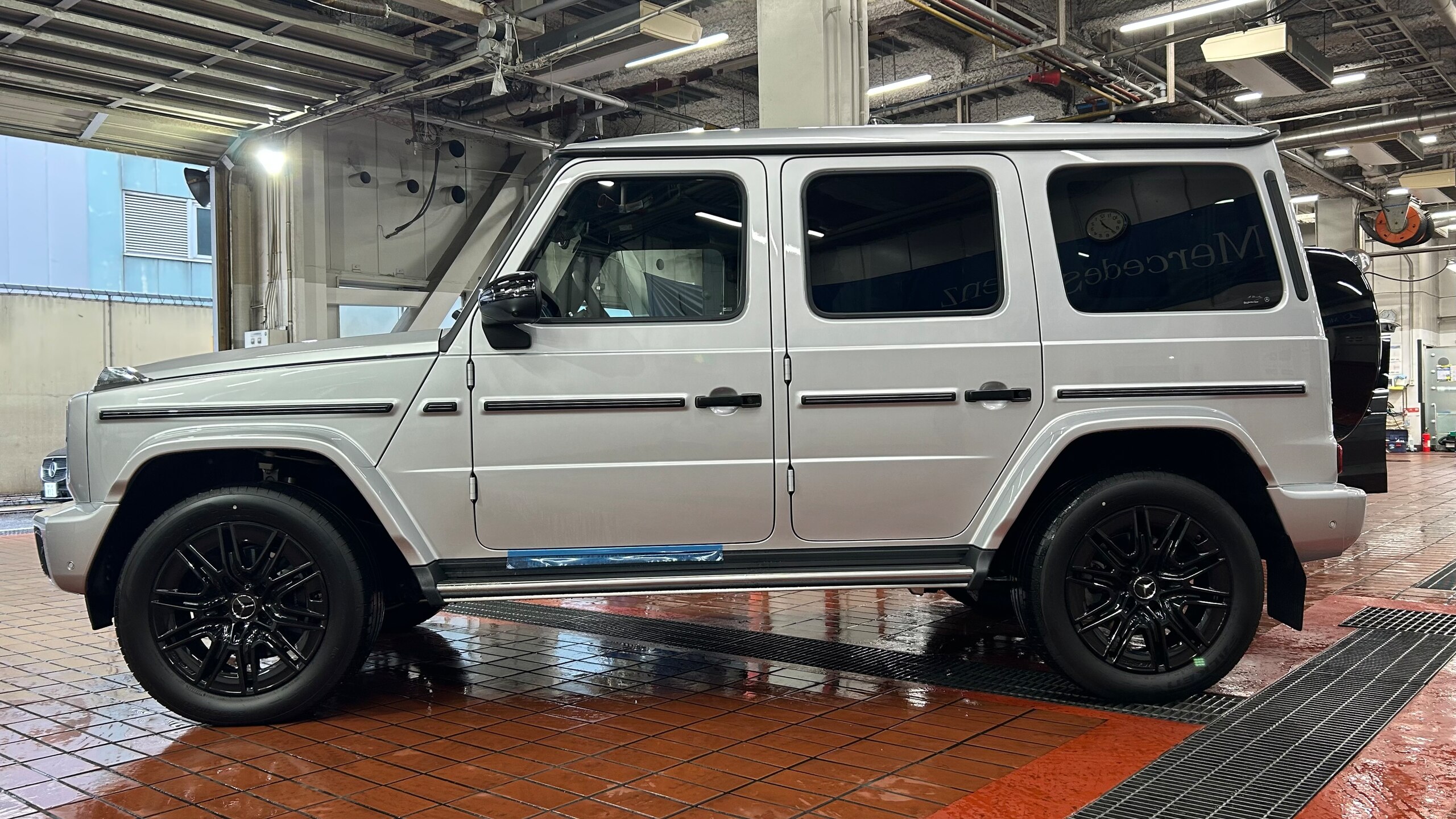 2026 Mercedes-Benz G-Class - メルセデス・ベンツ Gクラス G450d AMGラインパッケージ (ISG) ディーゼルターボ 4WD MP202601 イリジウムシルバー ナッパレザーエスプレッソブラウン ナイトパッケージ MANUFAKTURプログラム MANUFAKTURプログラム・プラス MANUFAKTUR本革ツートンステアリング