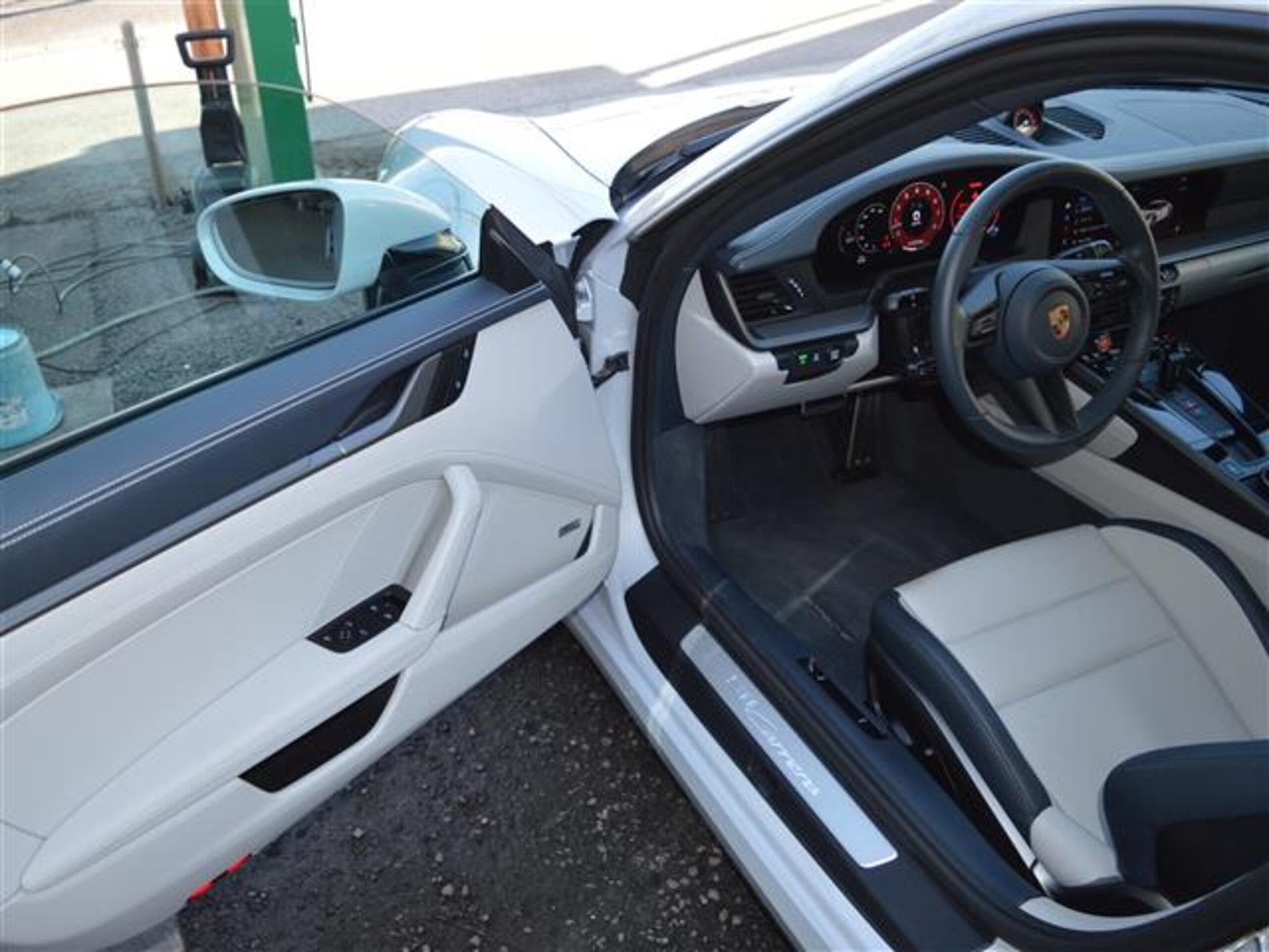 2025 Porsche 911 - ポルシェ 911 カレラ PDK スポーツクロノP スポーツエグゾースト BOSEサウンド HDマトリックスLEDヘッドライト パワーステアリングプラス ExclusiveDesignテールライト カレラクラシックホイール ポルシェLEDドアカーテンシーライト