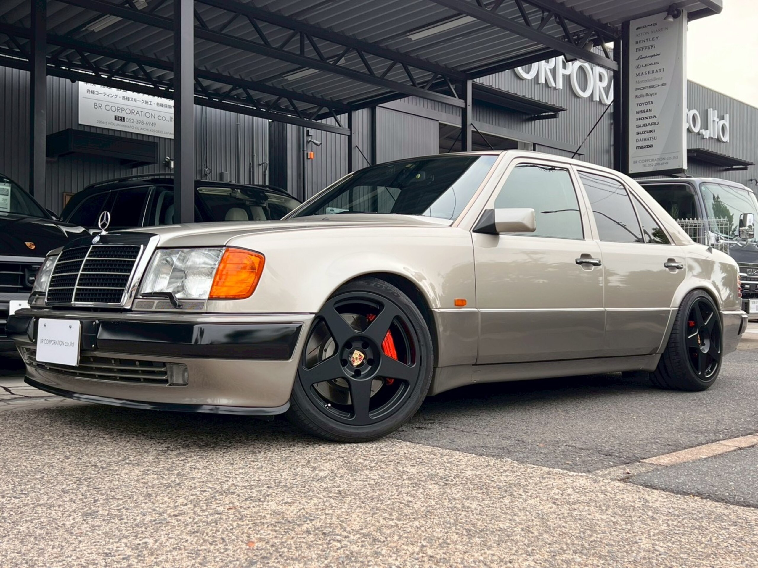 1992 Mercedes-Benz Medium Class - メルセデス・ベンツ ミディアムクラス 500E 正規ディーラー車 左ハンドル ATオーバーホール済み ポルシェライン 1992yモデル バックカメラ付 インダッシュナビ付 5000ccV8エンジン デジタルインナーミラー 探知機レーダー 取扱説明書 スペアキー