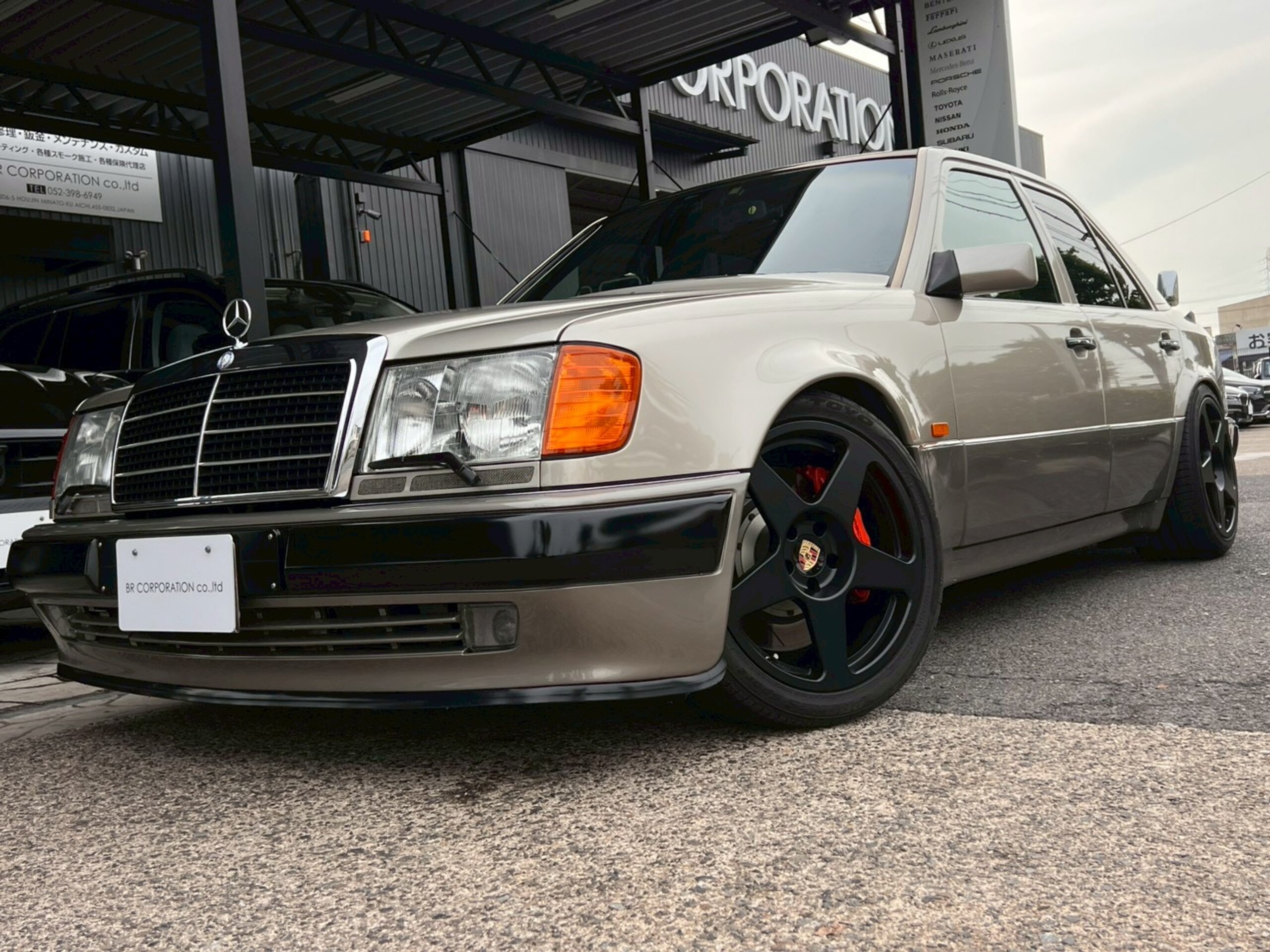 1992 Mercedes-Benz Medium Class - メルセデス・ベンツ ミディアムクラス 500E 正規ディーラー車 左ハンドル ATオーバーホール済み ポルシェライン 1992yモデル バックカメラ付 インダッシュナビ付 5000ccV8エンジン デジタルインナーミラー 探知機レーダー 取扱説明書 スペアキー