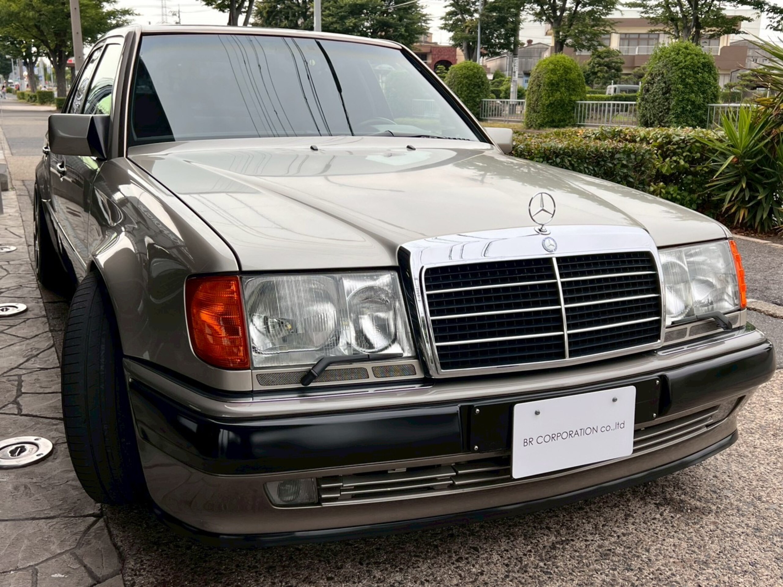 1992 Mercedes-Benz Medium Class - メルセデス・ベンツ ミディアムクラス 500E 正規ディーラー車 左ハンドル ATオーバーホール済み ポルシェライン 1992yモデル バックカメラ付 インダッシュナビ付 5000ccV8エンジン デジタルインナーミラー 探知機レーダー 取扱説明書 スペアキー