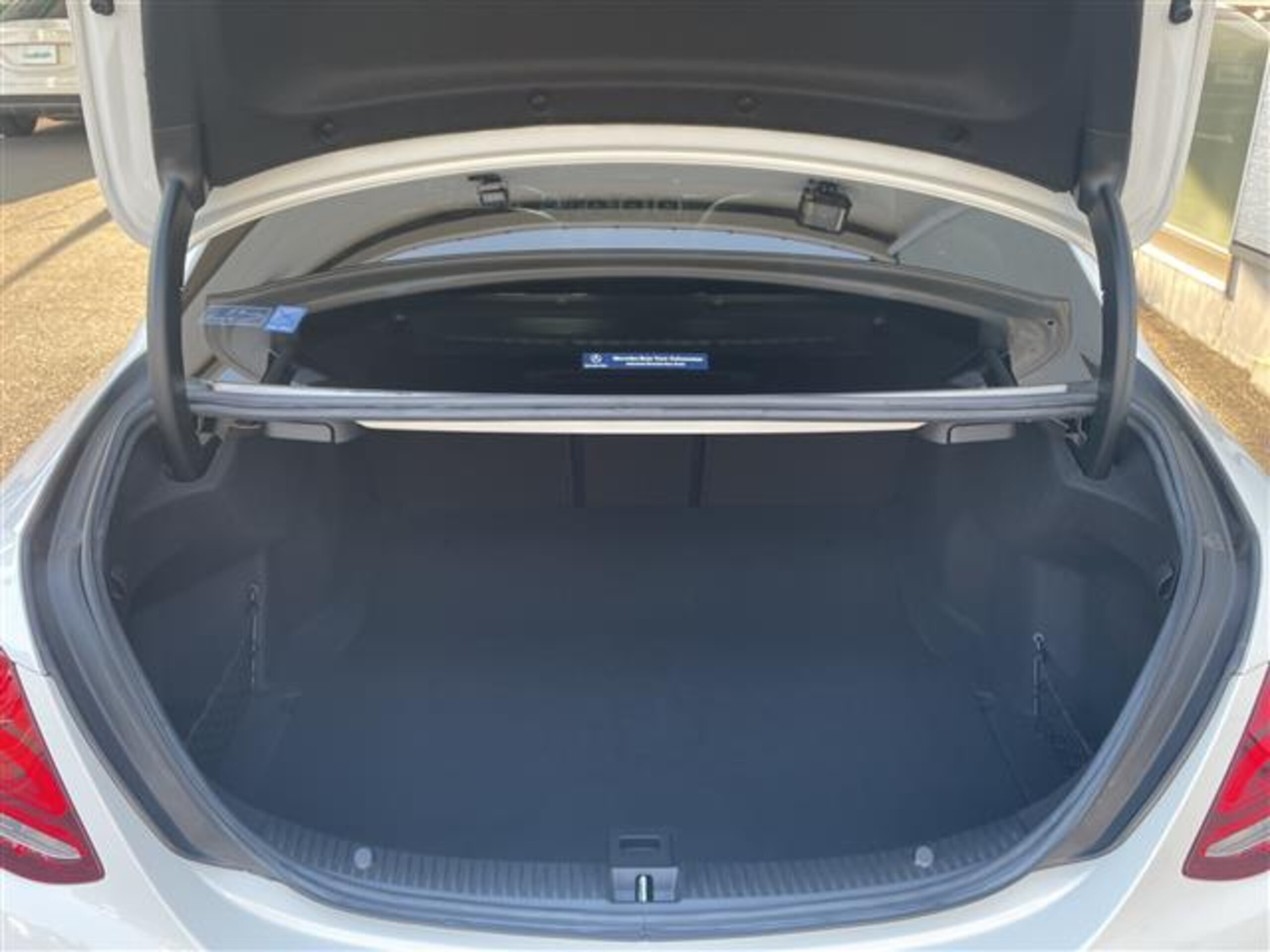 2015 Mercedes-Benz C-Class - メルセデス・ベンツ Cクラス C200 スポーツ エディション(本革仕様) 左ハンドル本革仕様限定車/衝突被害軽減システム/死角検知機能/ドライバー披露感知システム/レーンキープアシスト/レザーシート/シートヒーター/パワーシート/バックカメラ/サンルーフ/パワーバックドア/スペアキー