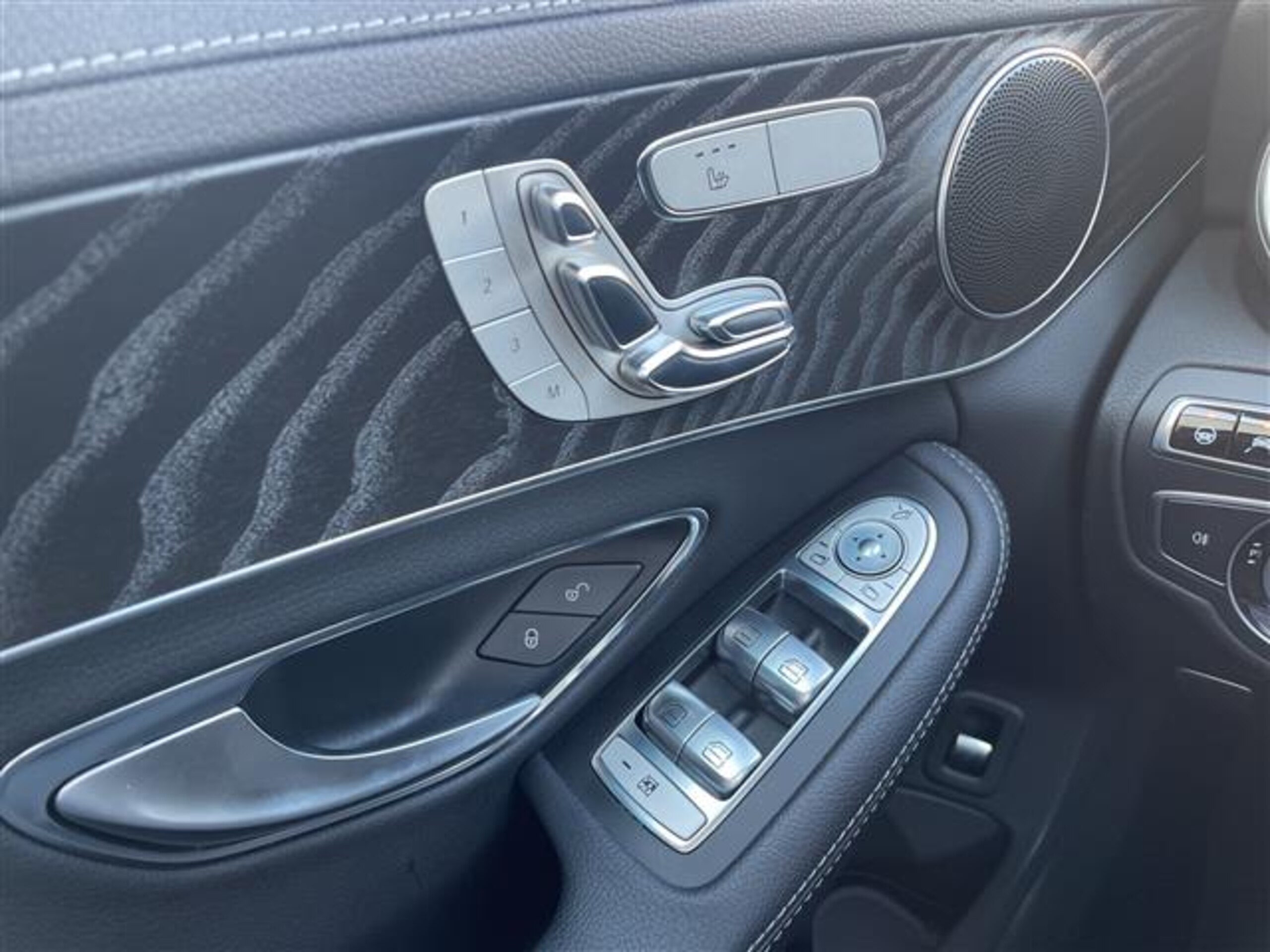 2015 Mercedes-Benz C-Class - メルセデス・ベンツ Cクラス C200 スポーツ エディション(本革仕様) 左ハンドル本革仕様限定車/衝突被害軽減システム/死角検知機能/ドライバー披露感知システム/レーンキープアシスト/レザーシート/シートヒーター/パワーシート/バックカメラ/サンルーフ/パワーバックドア/スペアキー
