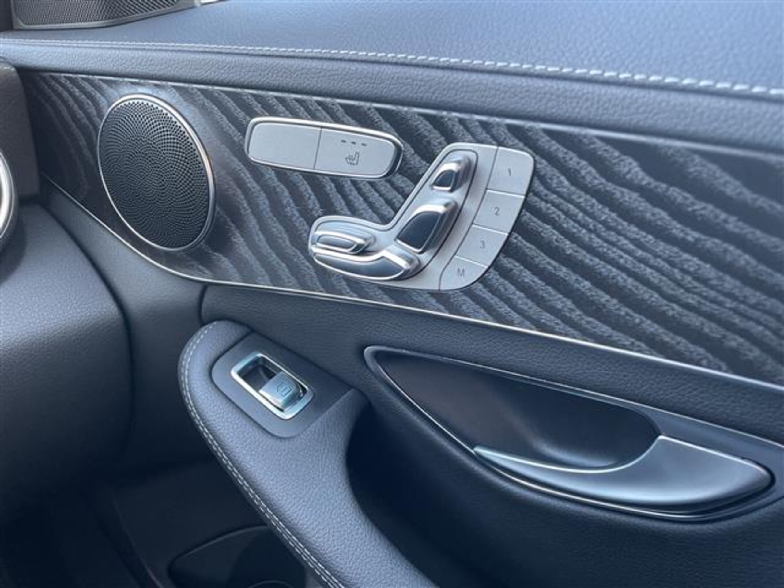2015 Mercedes-Benz C-Class - メルセデス・ベンツ Cクラス C200 スポーツ エディション(本革仕様) 左ハンドル本革仕様限定車/衝突被害軽減システム/死角検知機能/ドライバー披露感知システム/レーンキープアシスト/レザーシート/シートヒーター/パワーシート/バックカメラ/サンルーフ/パワーバックドア/スペアキー