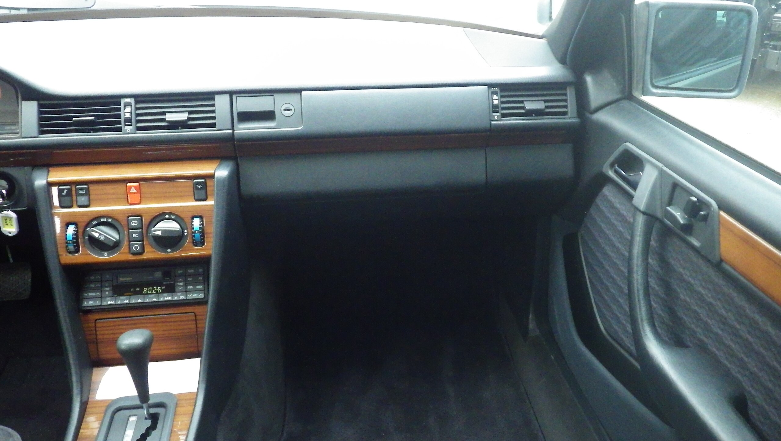 1992 Mercedes-Benz Medium Class - メルセデス・ベンツ ミディアムクラス 300E ミディアムクラス300E/5人乗りセダン/4速AT/オートマ/左ハンドル/3000ccガソリン/エアバッグ/オートクルーズ/エアコン/パワステ/パワーウインドウ