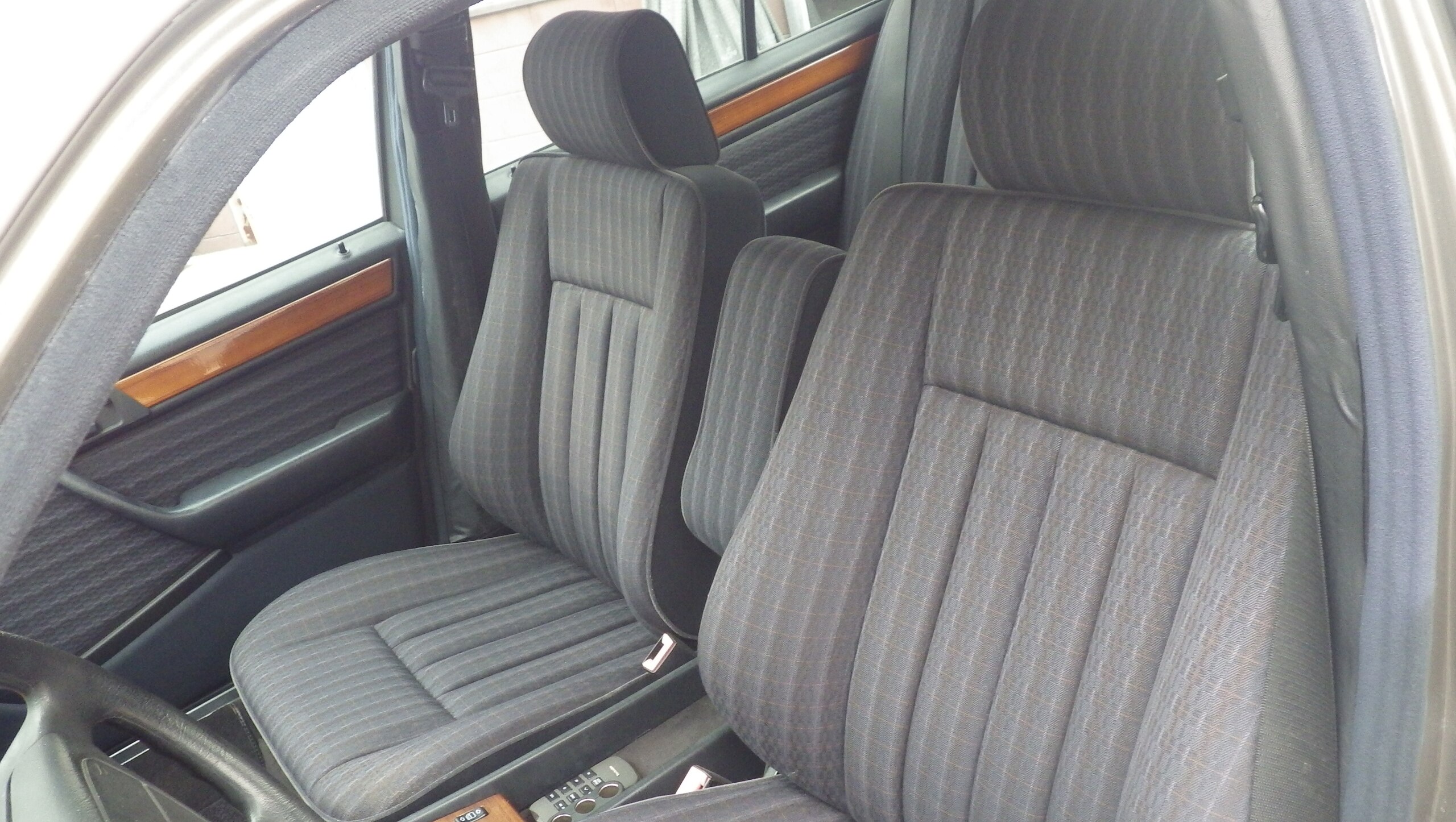1992 Mercedes-Benz Medium Class - メルセデス・ベンツ ミディアムクラス 300E ミディアムクラス300E/5人乗りセダン/4速AT/オートマ/左ハンドル/3000ccガソリン/エアバッグ/オートクルーズ/エアコン/パワステ/パワーウインドウ