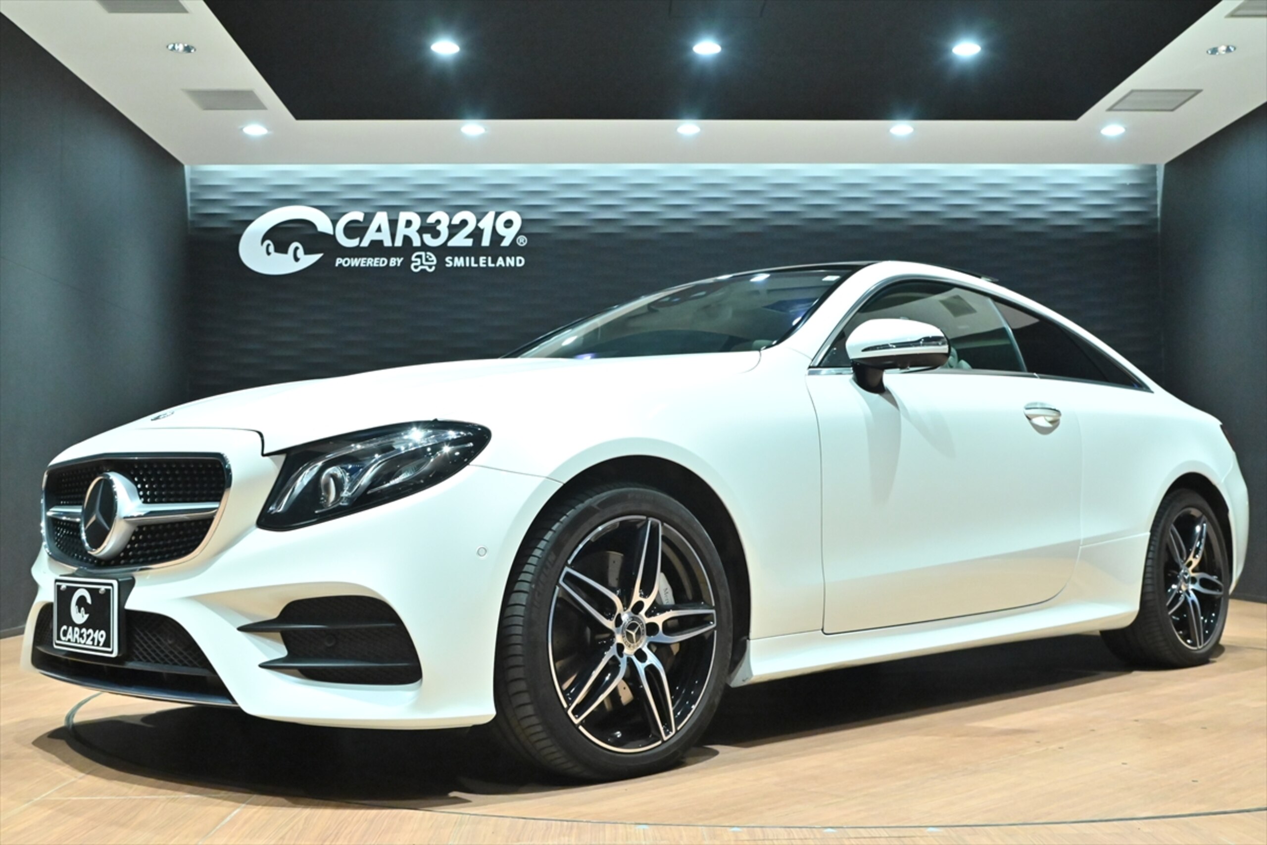 2020 Mercedes-Benz E-ClassCoupe - メルセデス・ベンツ Eクラスクーペ E450 4マティック スポーツ 4WD 白革/左ハンドル/ダイヤモンドホワイトカラー/エクスクルーシブPKG/エアバランスPKG/ブルメスター/ベンチレーター/64色アンビエント/置充電/パノラミックスライディングルーフ/純正AMG19インチAW/黒木目内装/HUD