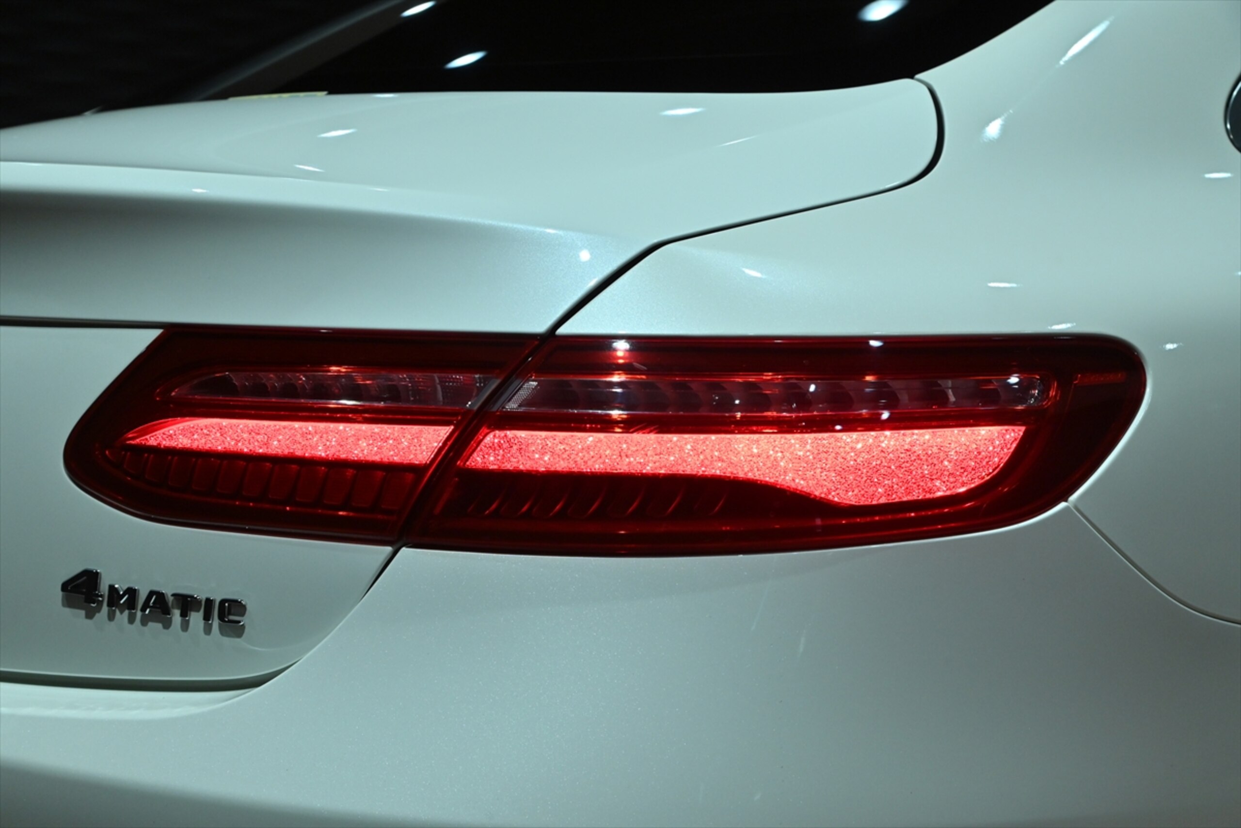 2020 Mercedes-Benz E-ClassCoupe - メルセデス・ベンツ Eクラスクーペ E450 4マティック スポーツ 4WD 白革/左ハンドル/ダイヤモンドホワイトカラー/エクスクルーシブPKG/エアバランスPKG/ブルメスター/ベンチレーター/64色アンビエント/置充電/パノラミックスライディングルーフ/純正AMG19インチAW/黒木目内装/HUD