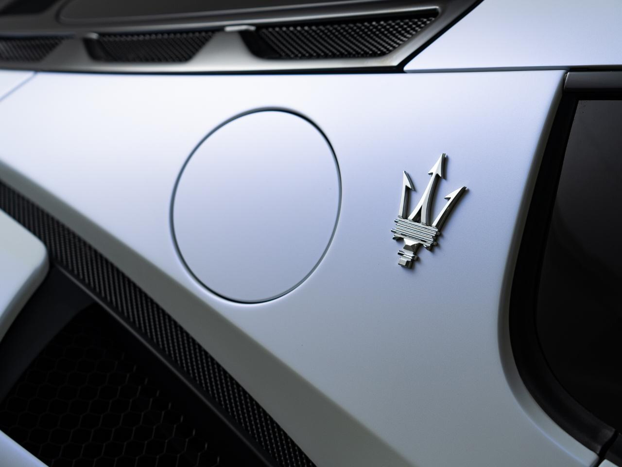 2022 Maserati MC20 - マセラティ MC20 3.0 左H 認定保証2年付 カーボンセラミックブレーキ カーボンエンジンカバー トライデントステッチ ブルーブレーキキャリパー ブラインドスポットアシスト 純正ナビ