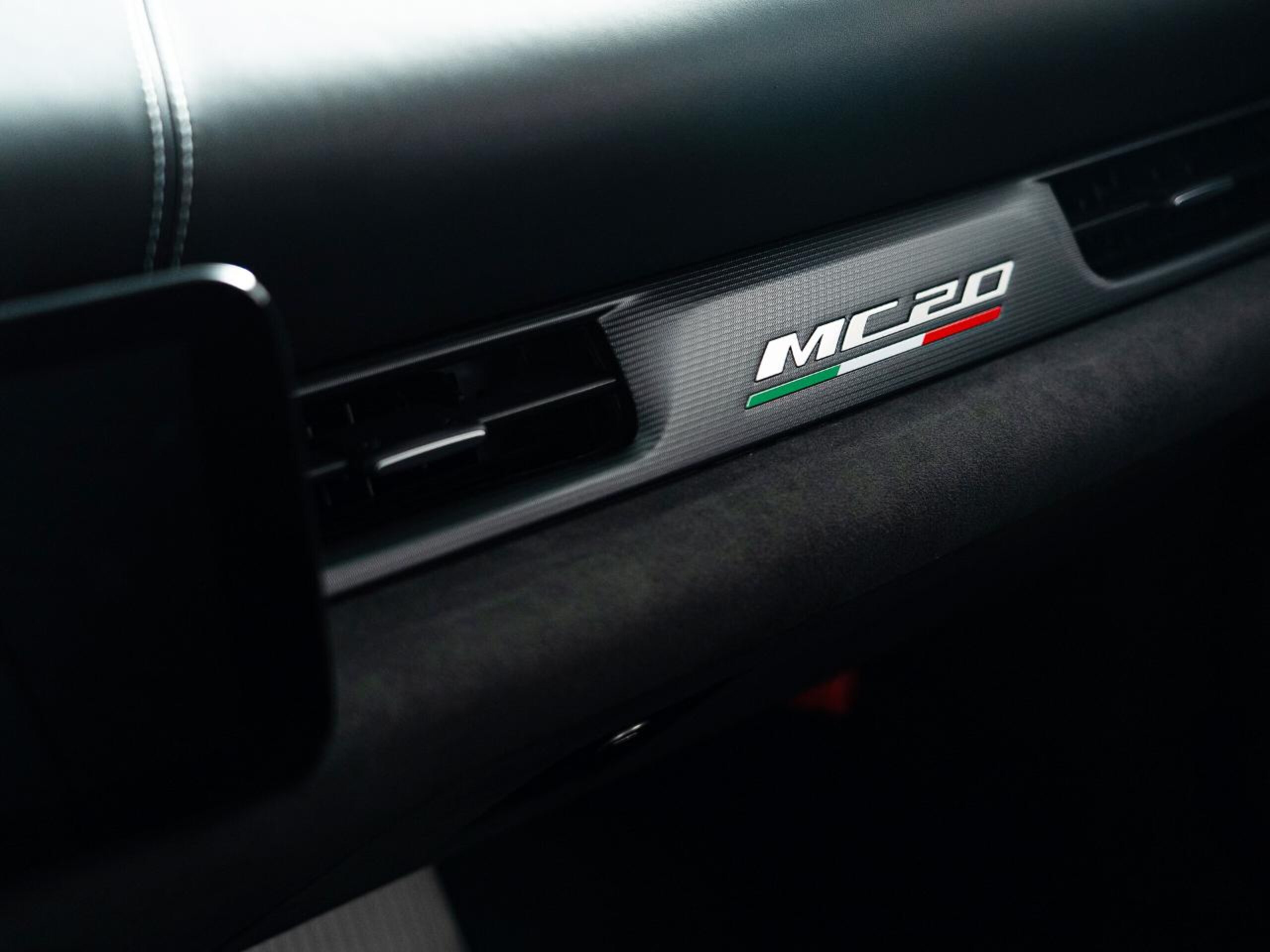 2022 Maserati MC20 - マセラティ MC20 3.0 左H 認定保証2年付 カーボンセラミックブレーキ カーボンエンジンカバー トライデントステッチ ブルーブレーキキャリパー ブラインドスポットアシスト 純正ナビ
