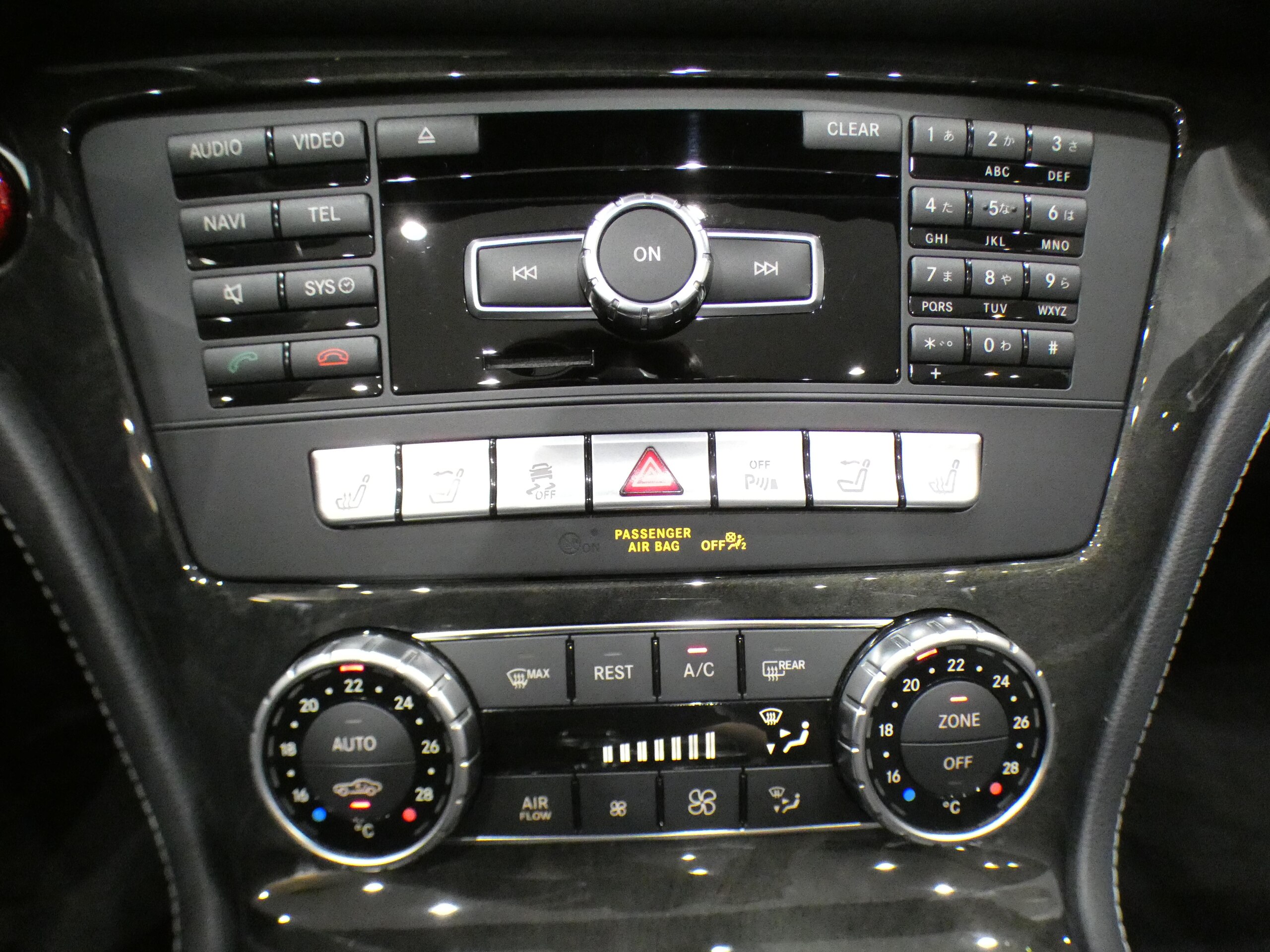 2012 Mercedes-Benz SLClass - メルセデス・ベンツ SLクラス SL350 ブルーエフィシェンシー AMGスポーツパッケージ 左ハンドル/AMGスポーツ&レーダーセーフティPKG/黒革/ヒーター/エアスカーフ/マジックスカイR/ナビTV/Bカメラ/PTS/キセノン/AMGスタイリング&19AW/2年保証