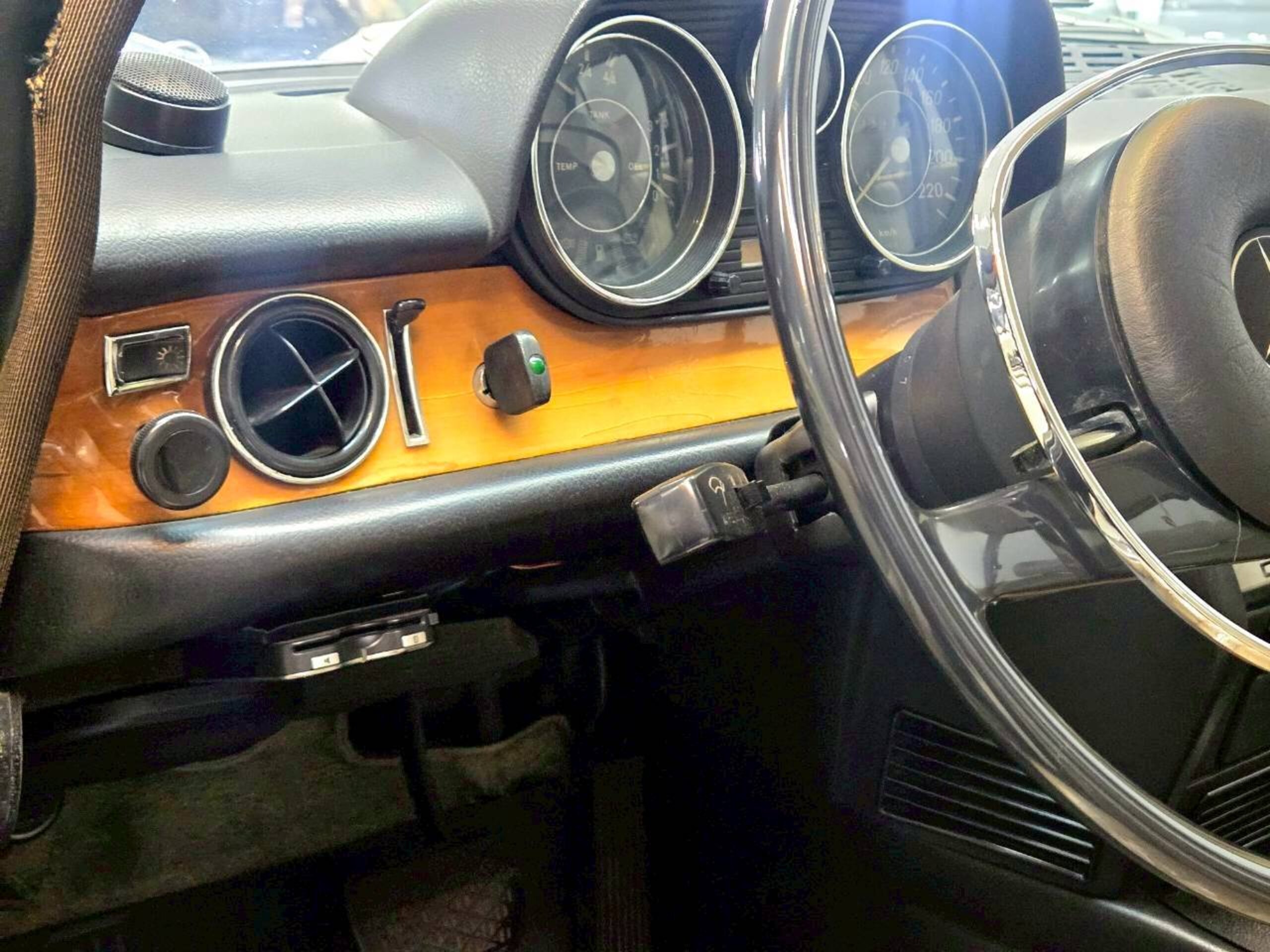 1975 Mercedes-Benz W114 - メルセデス・ベンツ W114 昭和50年 ウエスタン物 左ハンドル 縦目ベンツ オリジナル