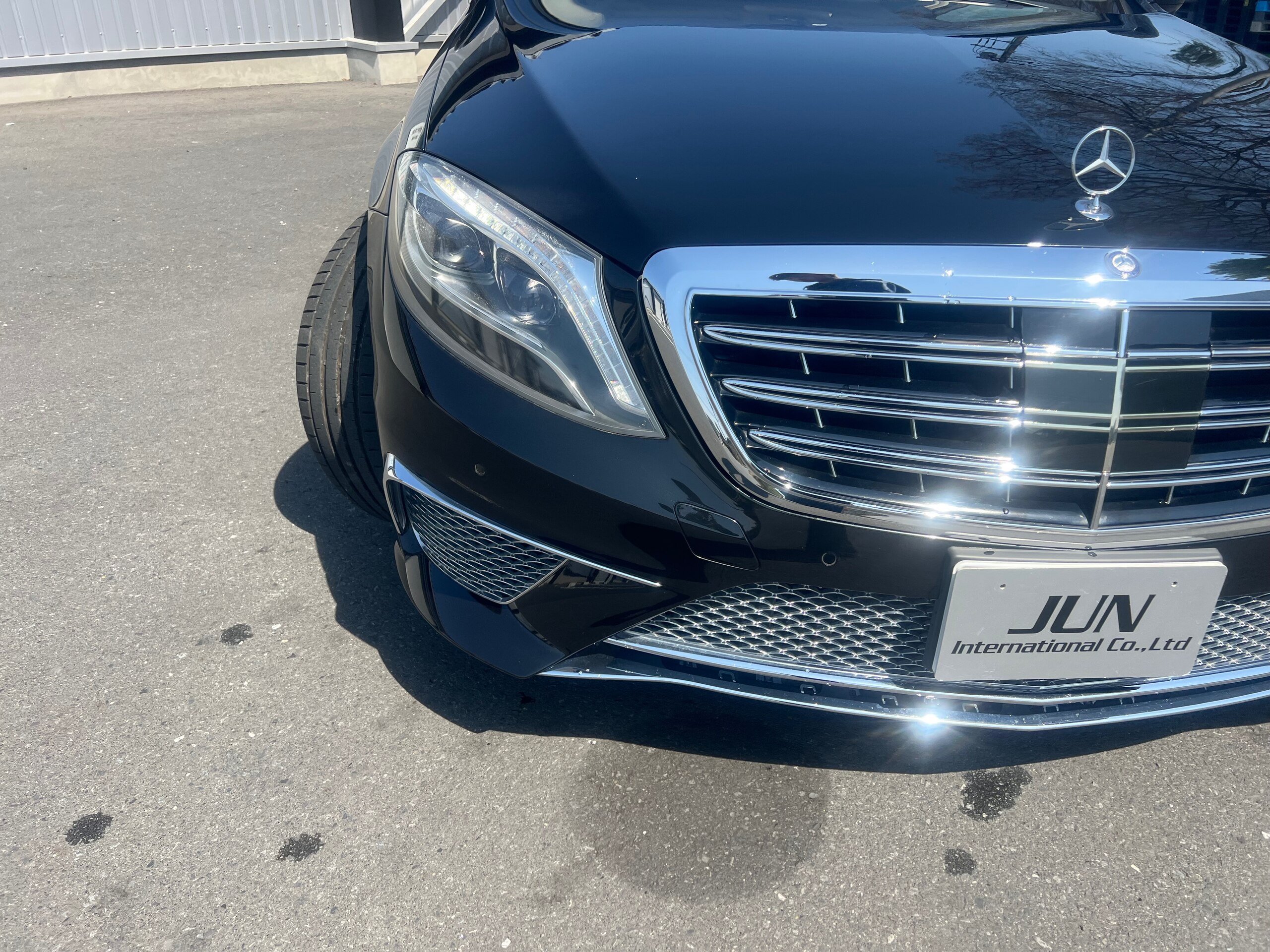 2015 Mercedes-Benz S-Class - メルセデス・ベンツ Sクラス S550 ロング AMGライン 白革シート S65仕様 フロント リア サイド 純正品 社外マフラー リアスポイラー 21インチアルミ プッシュスタート 全方位モニター 左ハンドル キャリパー塗装 サンルーフ