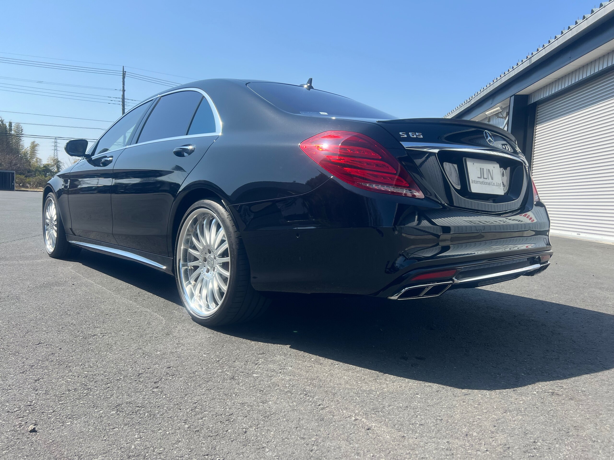 2015 Mercedes-Benz S-Class - メルセデス・ベンツ Sクラス S550 ロング AMGライン 白革シート S65仕様 フロント リア サイド 純正品 社外マフラー リアスポイラー 21インチアルミ プッシュスタート 全方位モニター 左ハンドル キャリパー塗装 サンルーフ