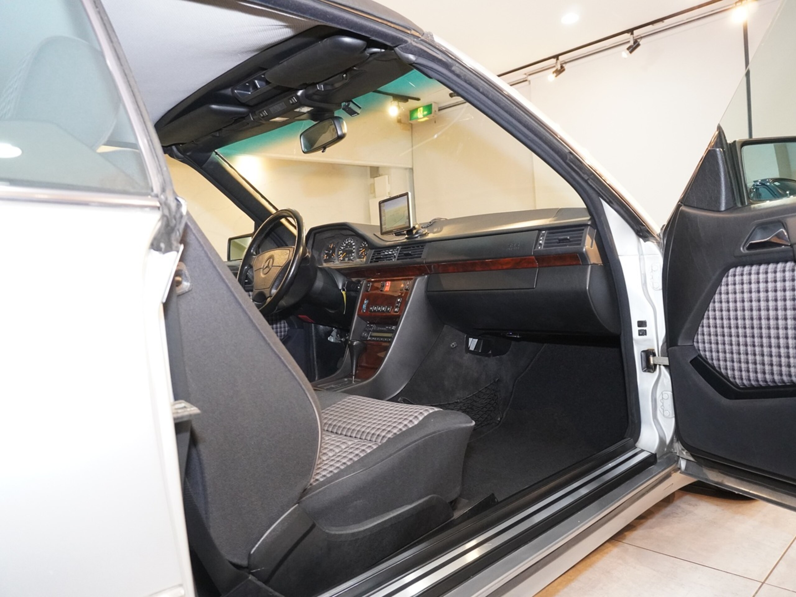 1995 Mercedes-Benz E-Class Cabriolet - メルセデス・ベンツ Eクラスカブリオレ E320 正規ディーラー車 左ハンドル チェック柄ファブリックシート ブラックソフトトップ 幌動作確認済 ATオーバーホール済 ソフトトップシリンダO/H済 ユーザー様買取車輌