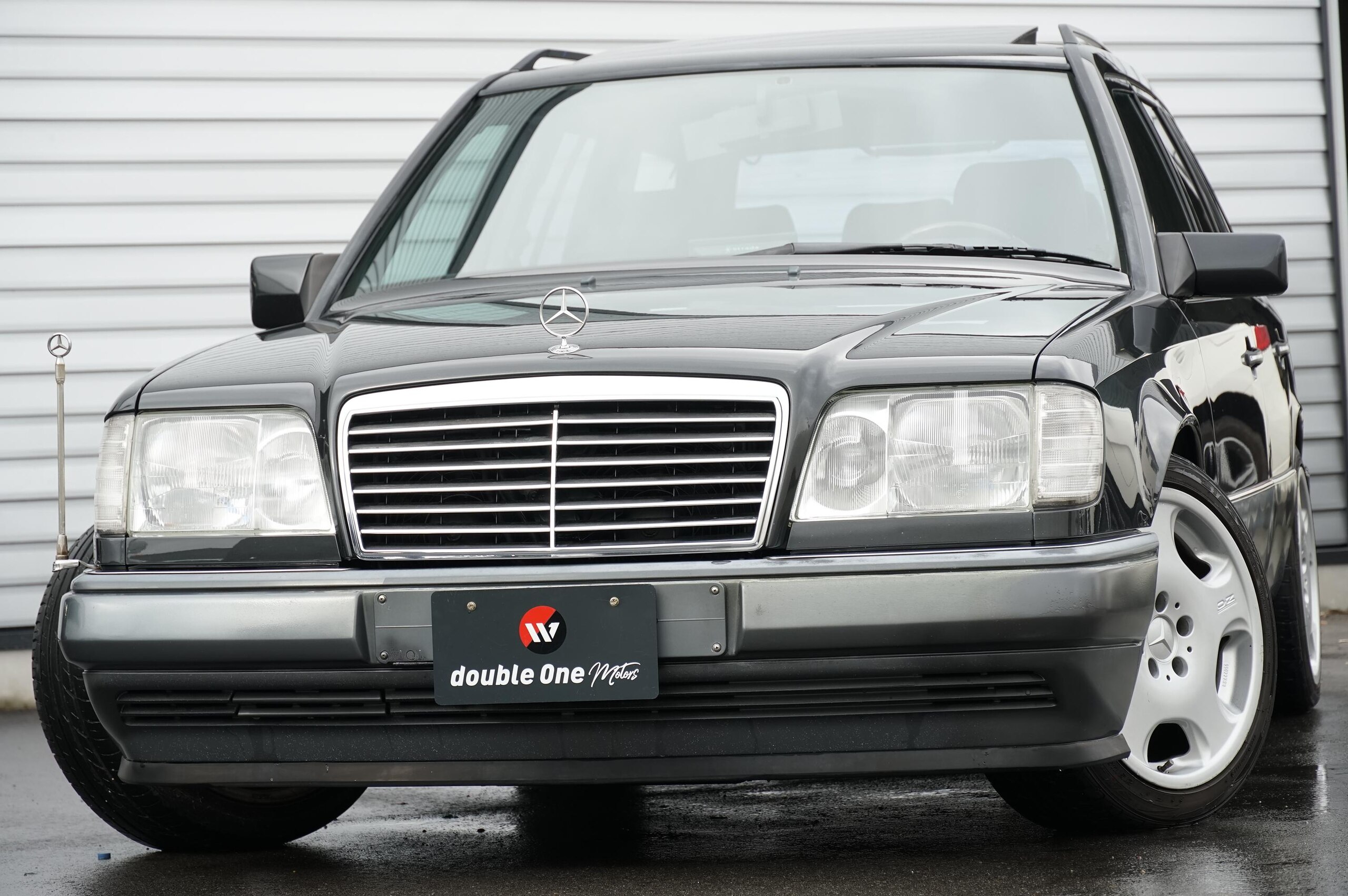 1997 Mercedes-Benz E-Class Wagon - メルセデス・ベンツ Eクラスワゴン E320 ステーションワゴン 左ハンドル OZ17インチAW ロリンザーマフラー サンルーフ ブラックレザー フルセグTV バックカメラ パワーシート ETC