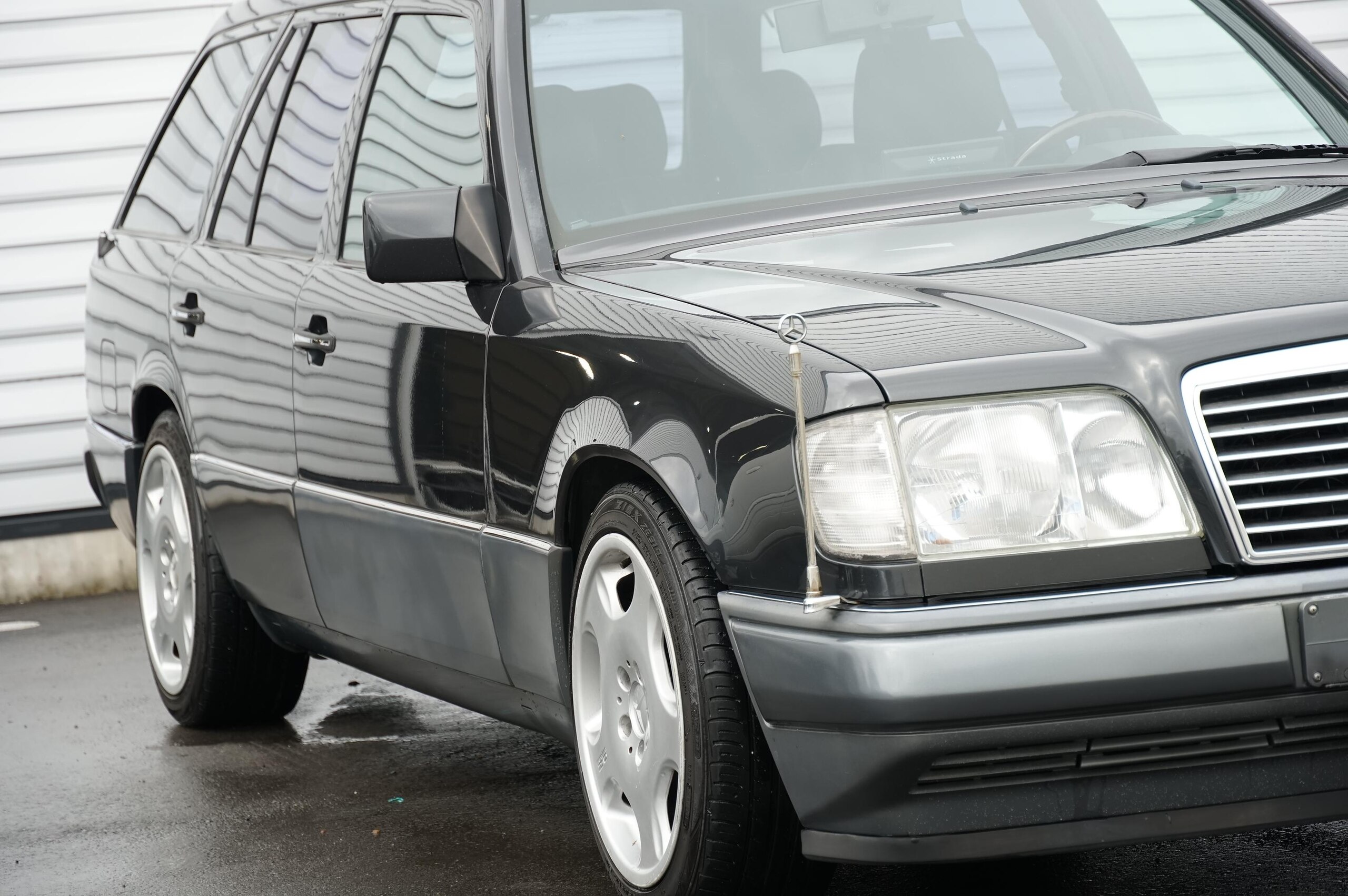 1997 Mercedes-Benz E-Class Wagon - メルセデス・ベンツ Eクラスワゴン E320 ステーションワゴン 左ハンドル OZ17インチAW ロリンザーマフラー サンルーフ ブラックレザー フルセグTV バックカメラ パワーシート ETC