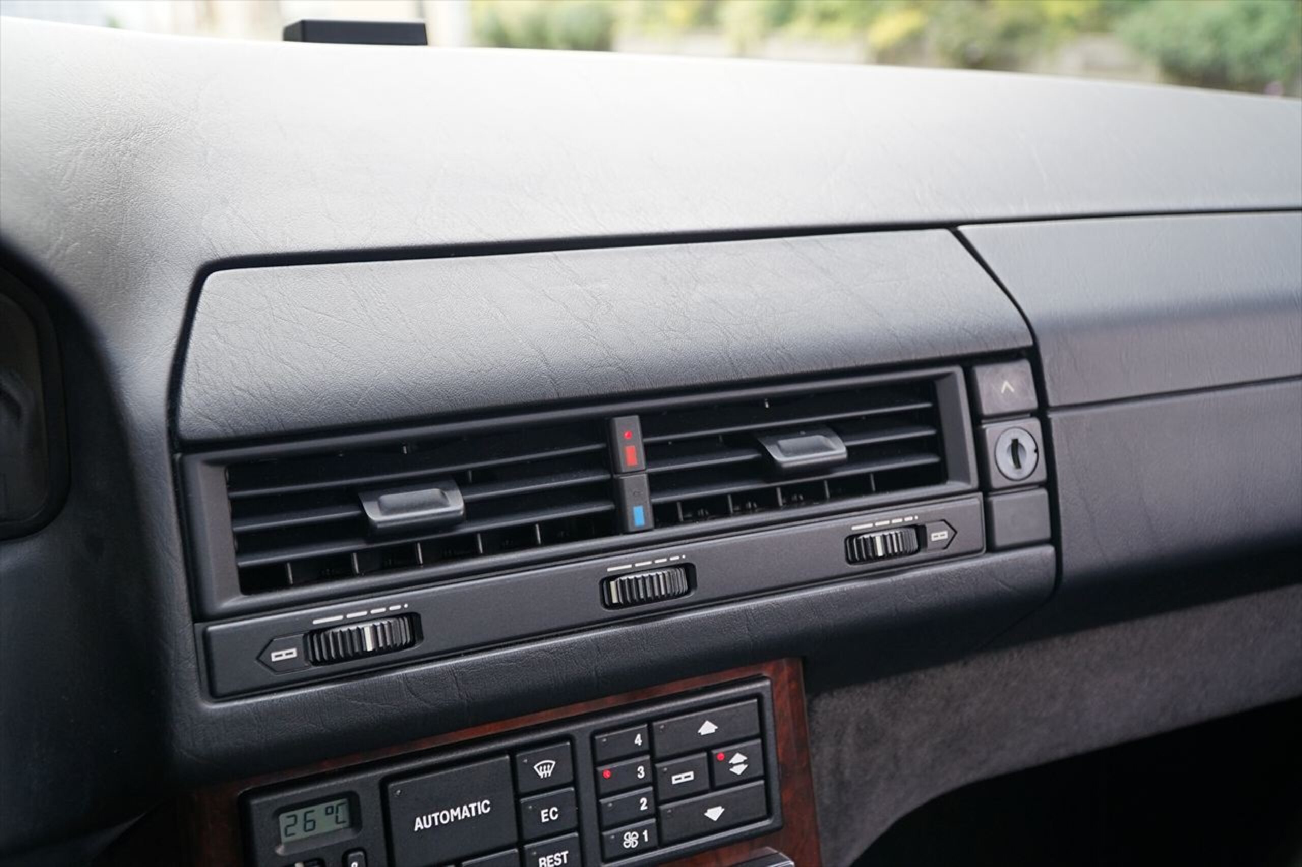 1993 Mercedes-Benz SLClass - メルセデス・ベンツ SLクラス 500SL R129前期型 マザーパールグレー V8 DOHC M119電動格納式ソフトトップ ハードトップ ハードトップスタンド 8ホールタイプアルミホイール ETC 34000km ブラックレザー 2オーナー 禁煙車 左ハンドル ディーラー車