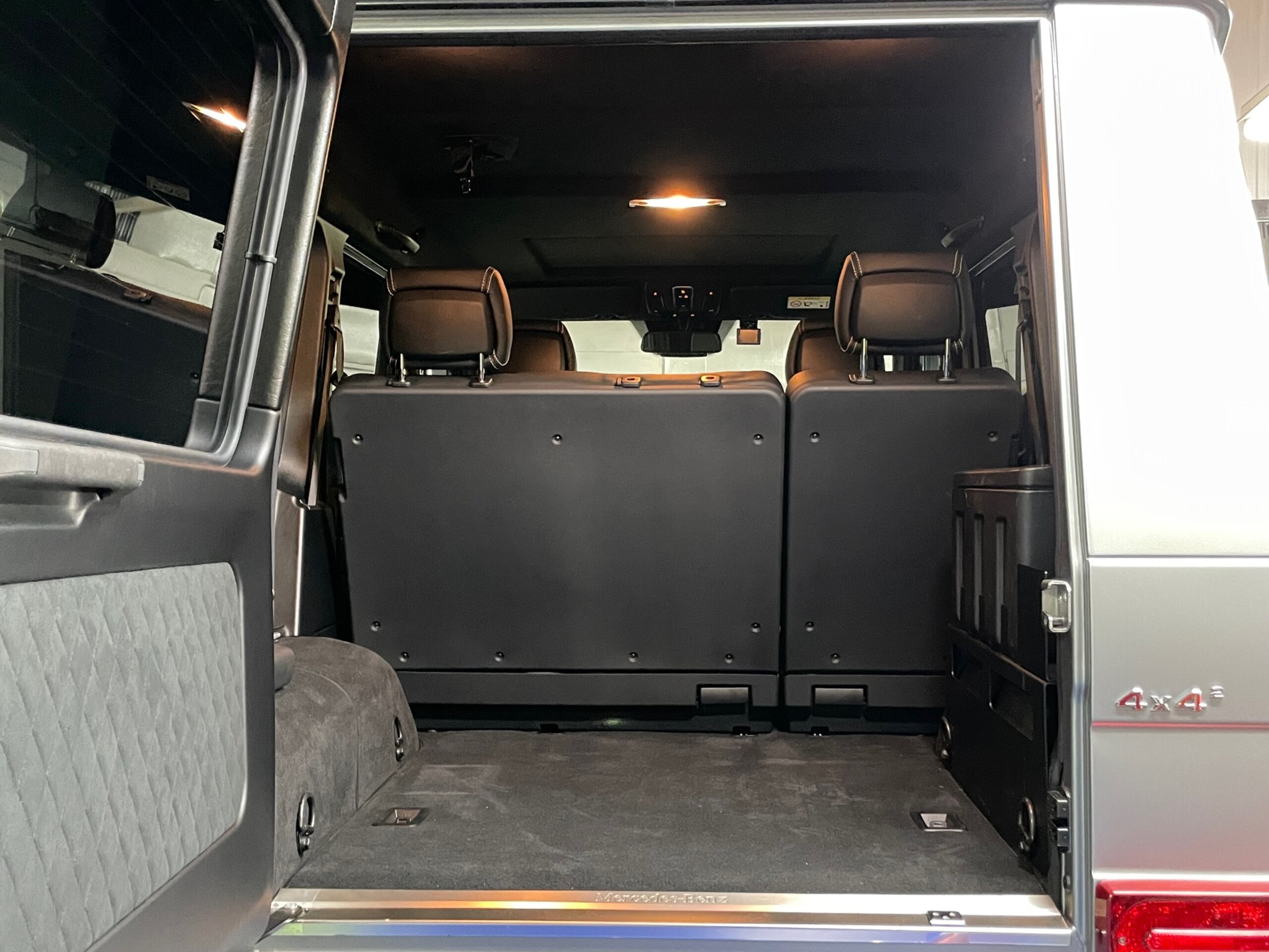 2016 Mercedes-Benz G-Class - メルセデス・ベンツ Gクラス G550 4x4スクエアード 4WD 4WD 受注生産モデル OP外装色 デジーノマグノプラチナムマット カーボン製オーバーフェンダー ツインサスペンション ドア開閉連動電動サイドステップ 360度カメラ ハーマンカードン