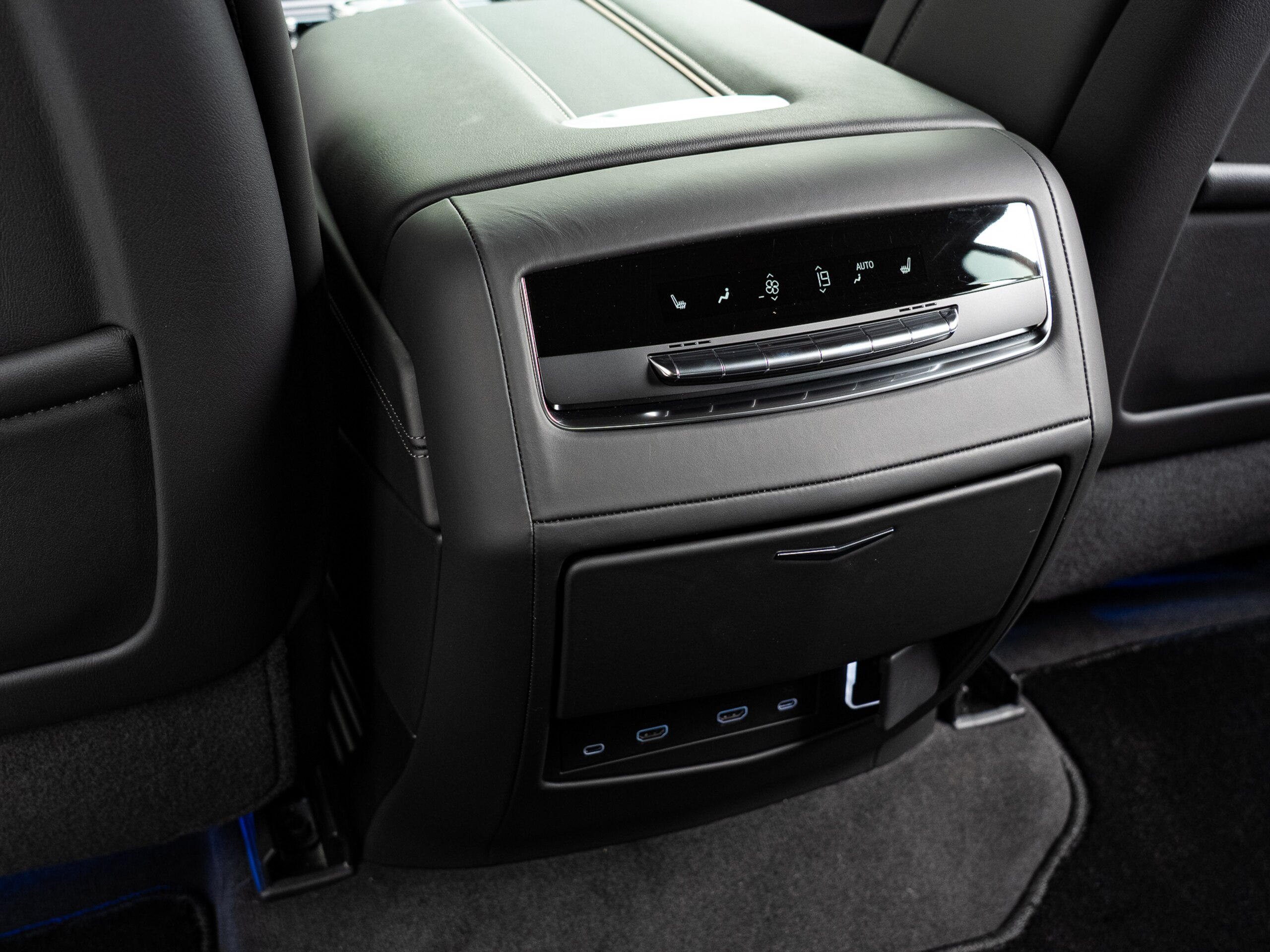 2025 Cadillac Escalade - キャデラック エスカレード スポーツ 4WD 保証付 大画面55インチHDカーブディスプレイ OP24インチAW 自動開閉ドア 電動サイドステップ AKGサウンド リアエンターテインメントシステム デジタルミラー アップルカープレイ/アンドロイドオート