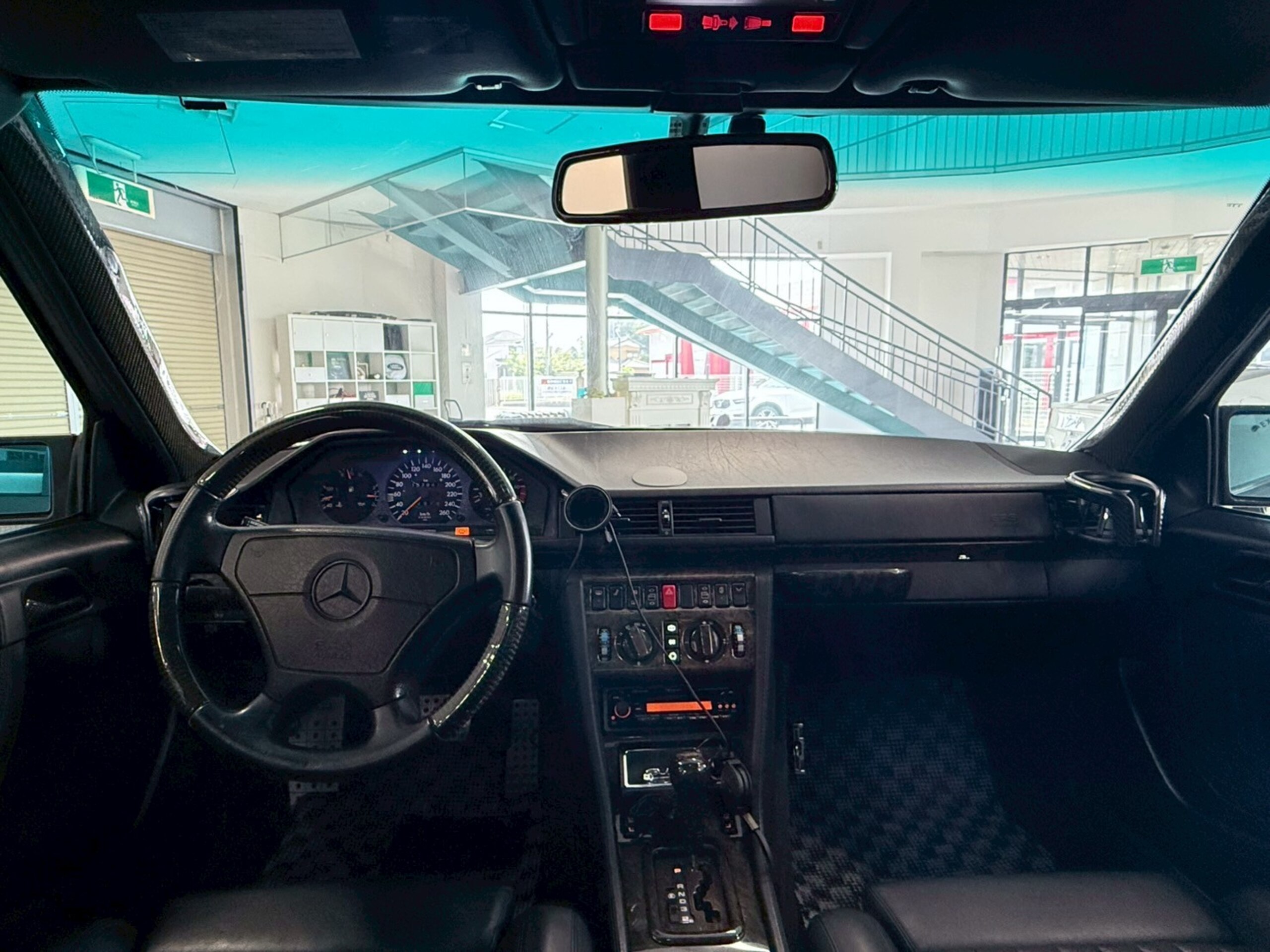 1994 Mercedes-Benz E-Class - メルセデス・ベンツ Eクラス E500 並行輸入・サンルーフ・18インチAW・ クルーズコントロール・ポルシェロゴセンターキャップ・ポータブルナビ・パワーシート・黒革