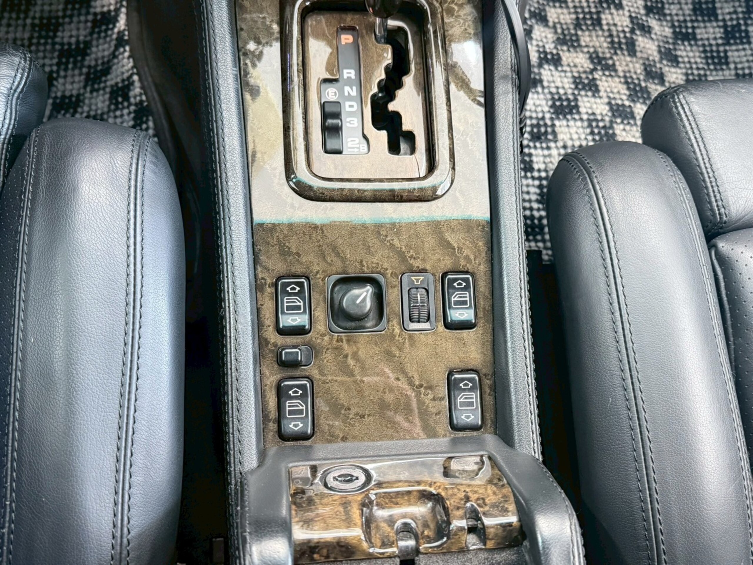 1994 Mercedes-Benz E-Class - メルセデス・ベンツ Eクラス E500 並行輸入・サンルーフ・18インチAW・ クルーズコントロール・ポルシェロゴセンターキャップ・ポータブルナビ・パワーシート・黒革