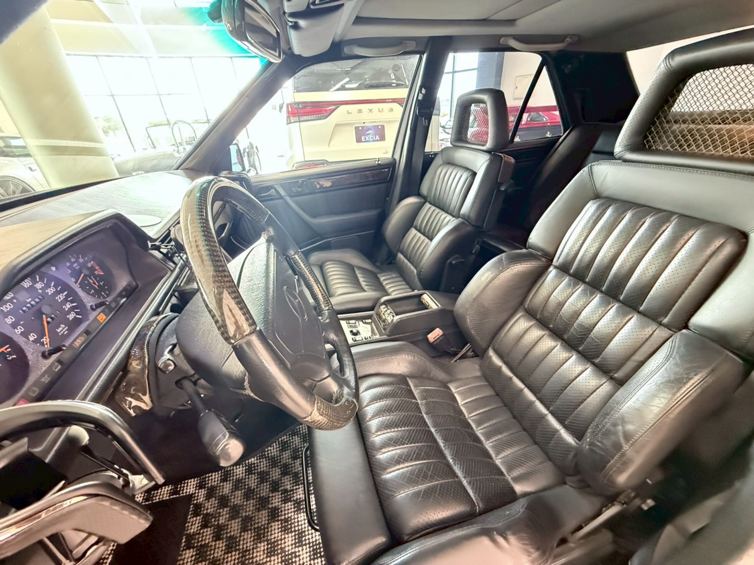 1994 Mercedes-Benz E-Class - メルセデス・ベンツ Eクラス E500 並行輸入・サンルーフ・18インチAW・ クルーズコントロール・ポルシェロゴセンターキャップ・ポータブルナビ・パワーシート・黒革