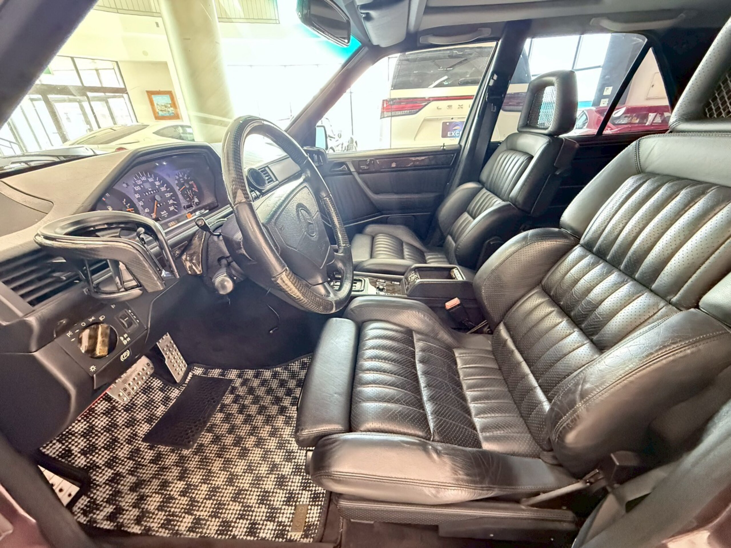 1994 Mercedes-Benz E-Class - メルセデス・ベンツ Eクラス E500 並行輸入・サンルーフ・18インチAW・ クルーズコントロール・ポルシェロゴセンターキャップ・ポータブルナビ・パワーシート・黒革
