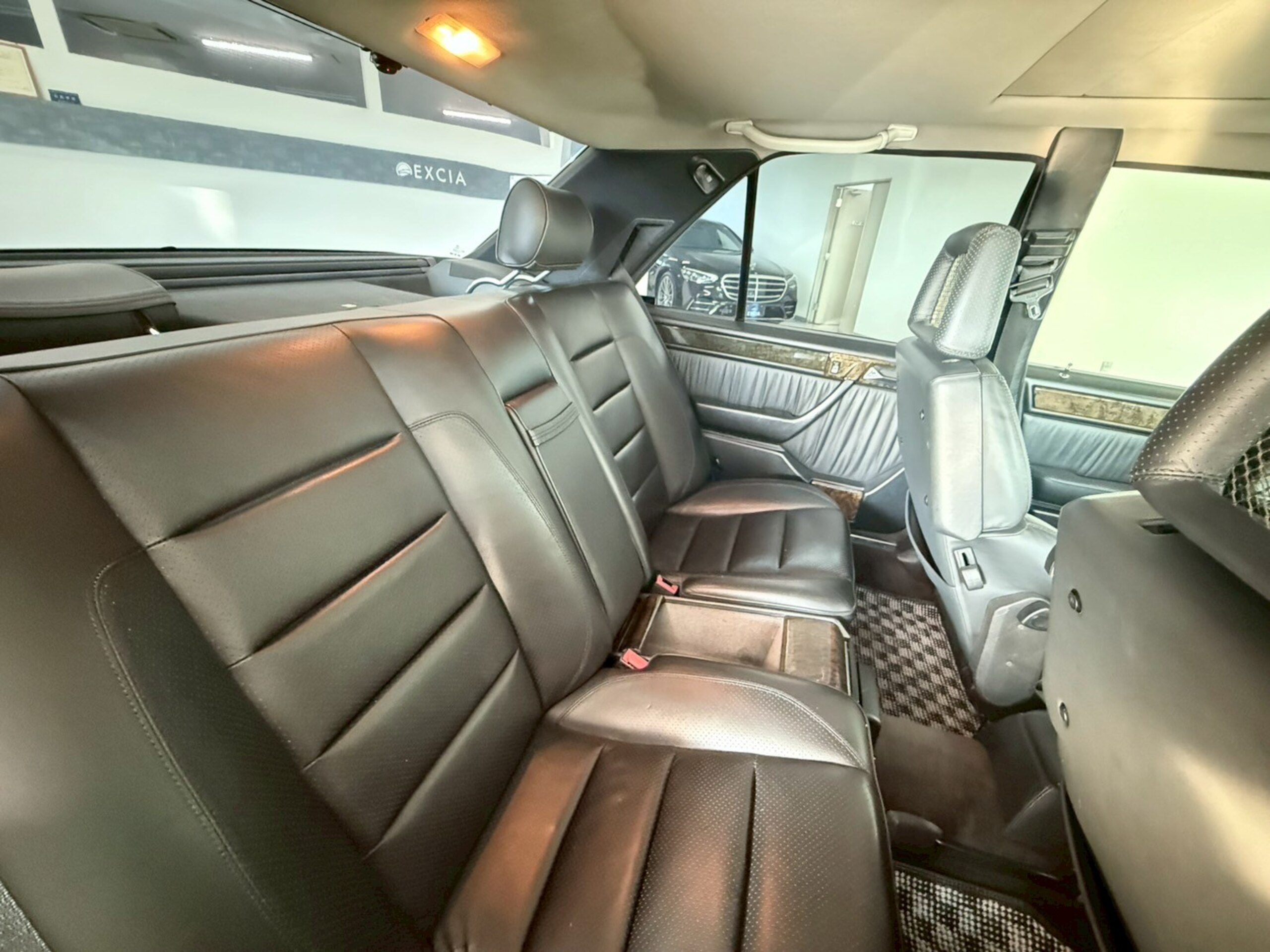 1994 Mercedes-Benz E-Class - メルセデス・ベンツ Eクラス E500 並行輸入・サンルーフ・18インチAW・ クルーズコントロール・ポルシェロゴセンターキャップ・ポータブルナビ・パワーシート・黒革