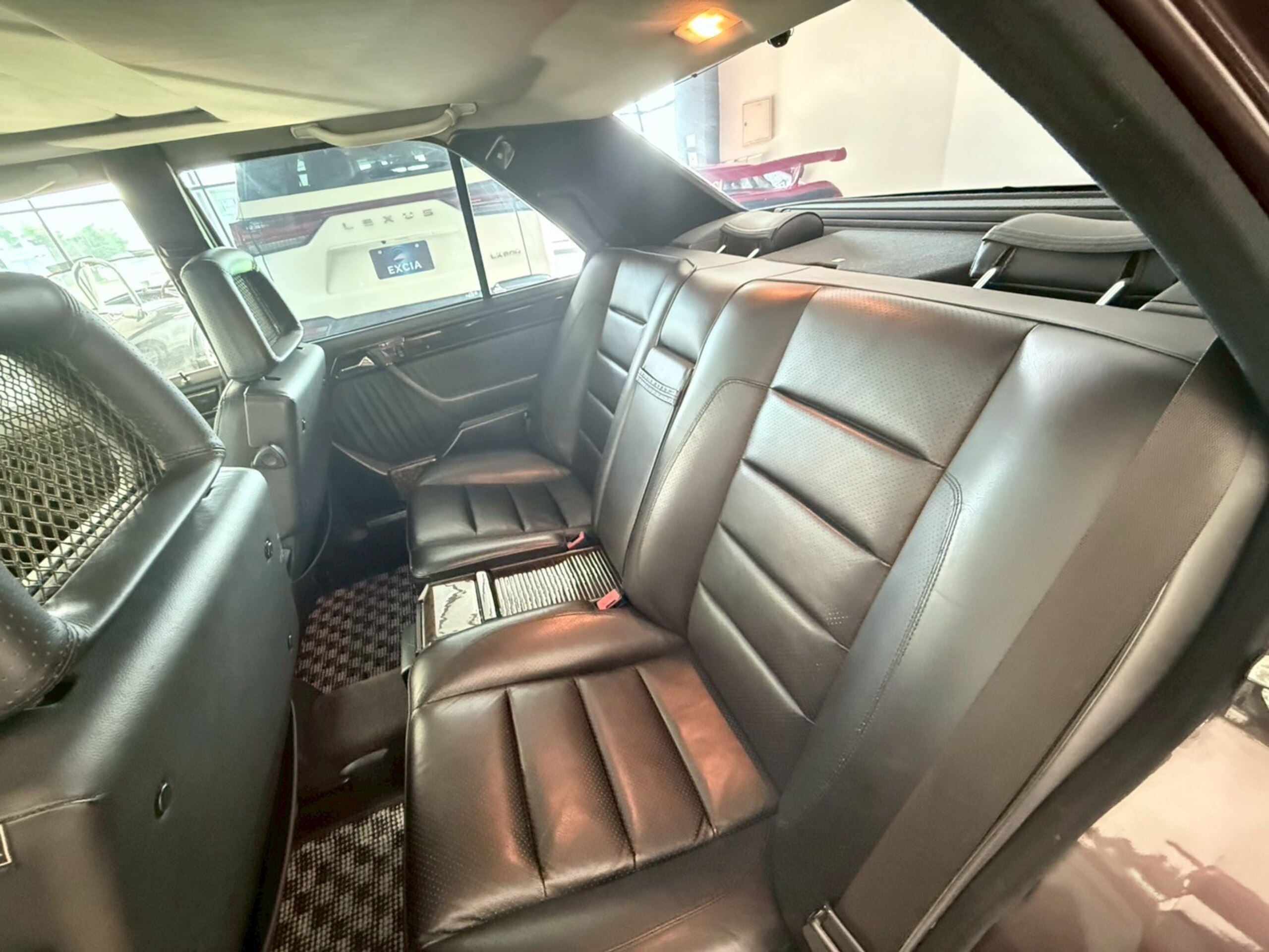 1994 Mercedes-Benz E-Class - メルセデス・ベンツ Eクラス E500 並行輸入・サンルーフ・18インチAW・ クルーズコントロール・ポルシェロゴセンターキャップ・ポータブルナビ・パワーシート・黒革