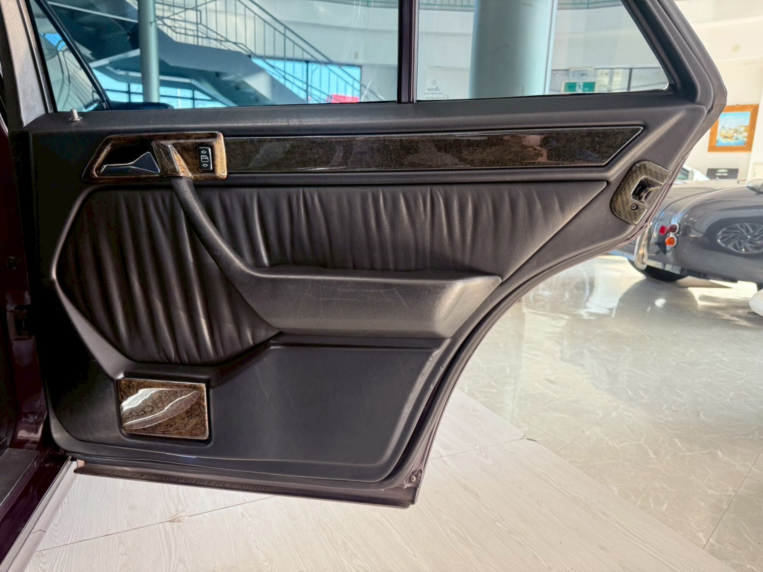 1994 Mercedes-Benz E-Class - メルセデス・ベンツ Eクラス E500 並行輸入・サンルーフ・18インチAW・ クルーズコントロール・ポルシェロゴセンターキャップ・ポータブルナビ・パワーシート・黒革